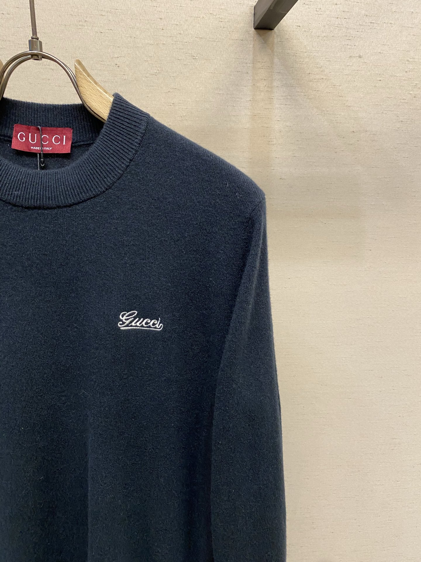 🌟🌟Gucci GG字母标全羊毛圆领毛衣｜经典织就，软暖如拥】衣身以全羊毛织出冬日暖意，针脚间藏匿着细腻