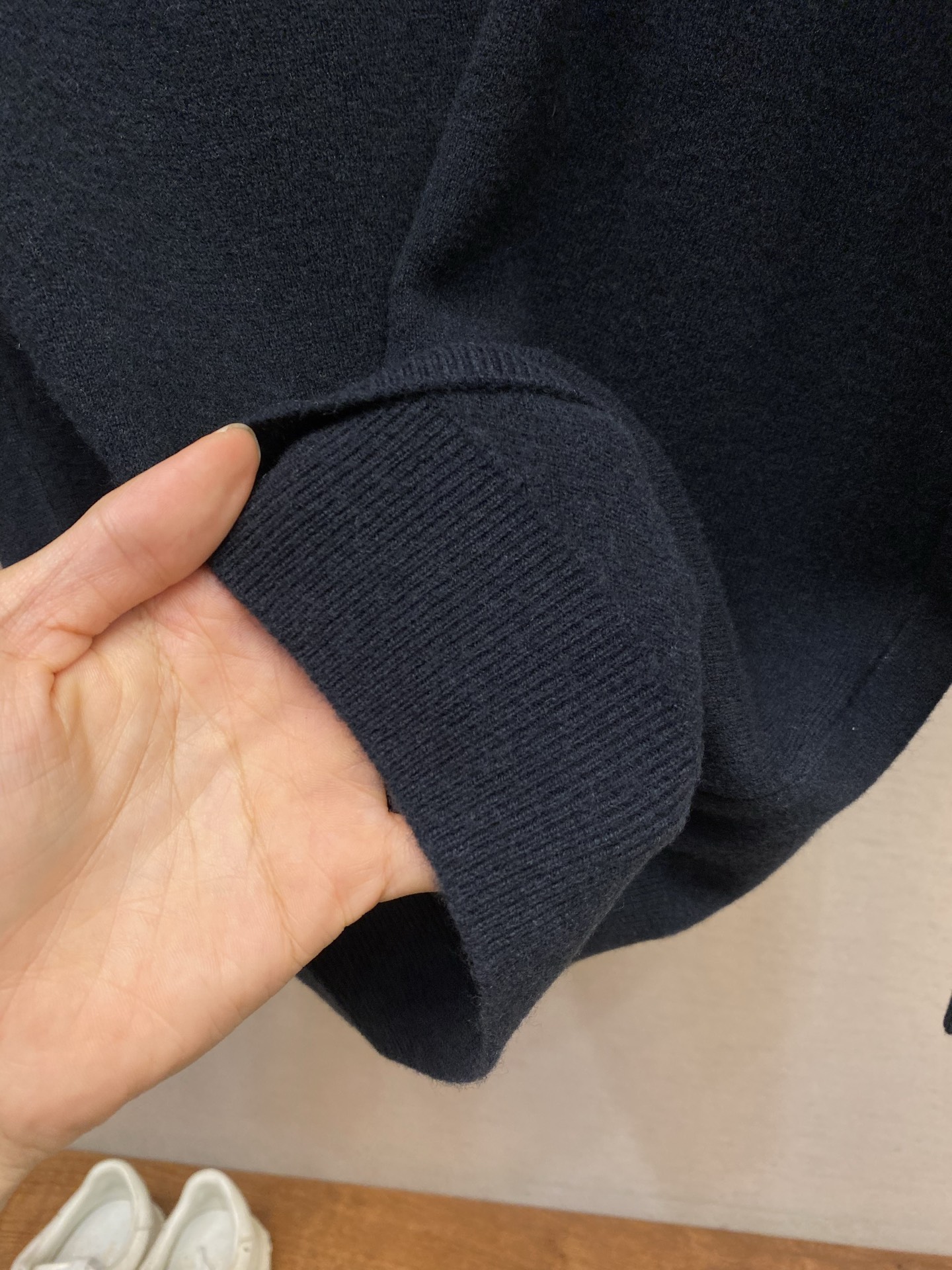 🌟🌟Gucci GG字母标全羊毛圆领毛衣｜经典织就，软暖如拥】衣身以全羊毛织出冬日暖意，针脚间藏匿着细腻