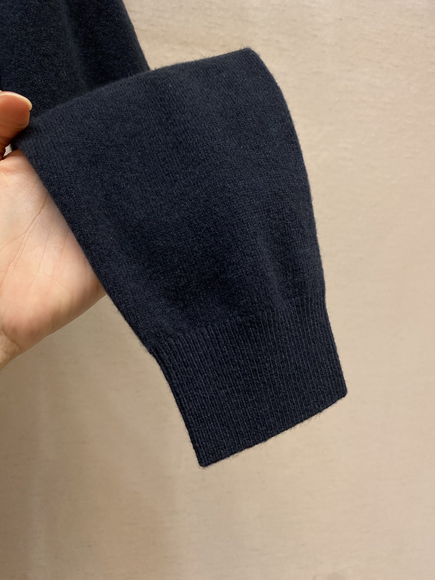 🌟🌟Gucci GG字母标全羊毛圆领毛衣｜经典织就，软暖如拥】衣身以全羊毛织出冬日暖意，针脚间藏匿着细腻