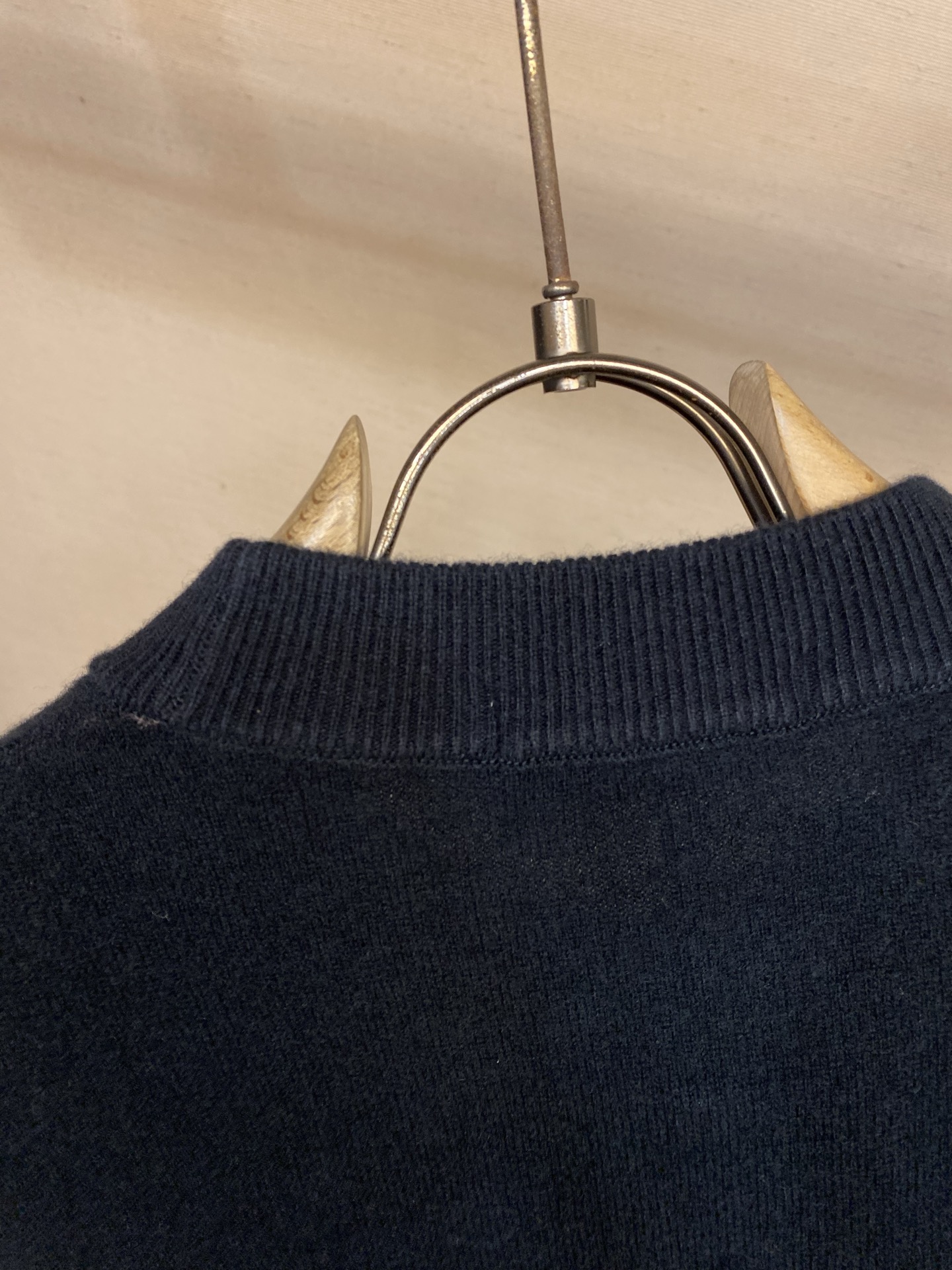 🌟🌟Gucci GG字母标全羊毛圆领毛衣｜经典织就，软暖如拥】衣身以全羊毛织出冬日暖意，针脚间藏匿着细腻