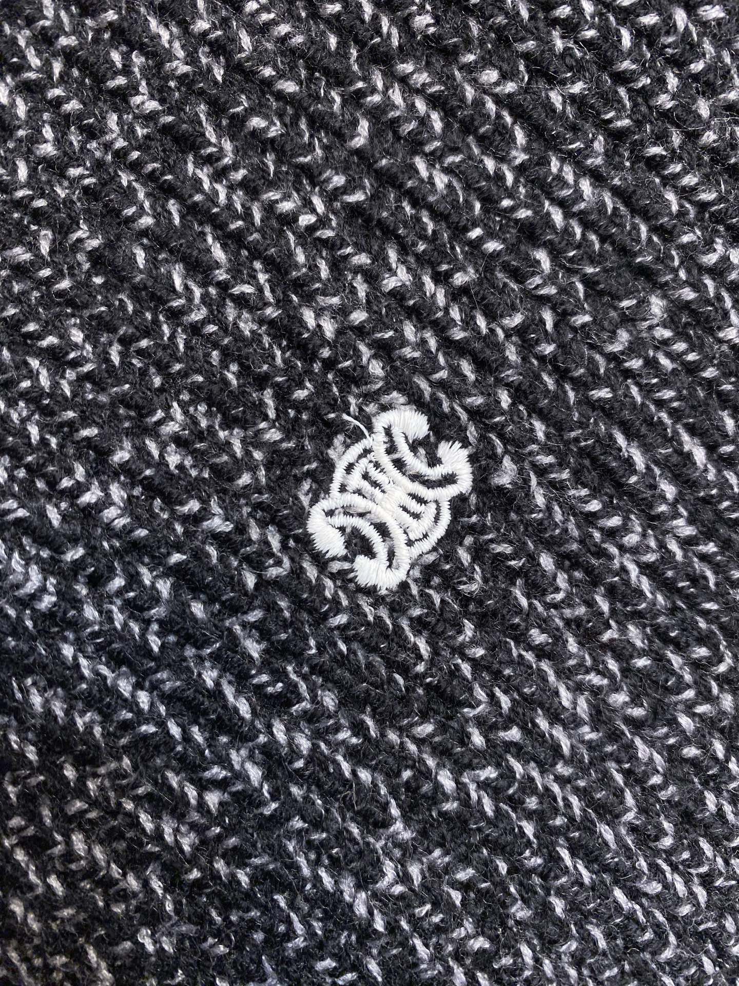 🌟🌟Celine 半拉链花纱灰情侣款毛衣这款半拉链花纱毛衣，是法式极简与高阶质感的标志性表达。深灰混色花