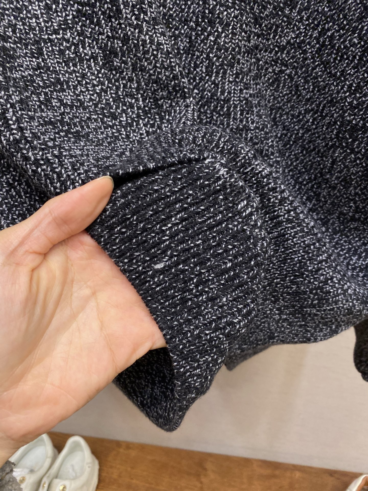 🌟🌟Celine 半拉链花纱灰情侣款毛衣这款半拉链花纱毛衣，是法式极简与高阶质感的标志性表达。深灰混色花