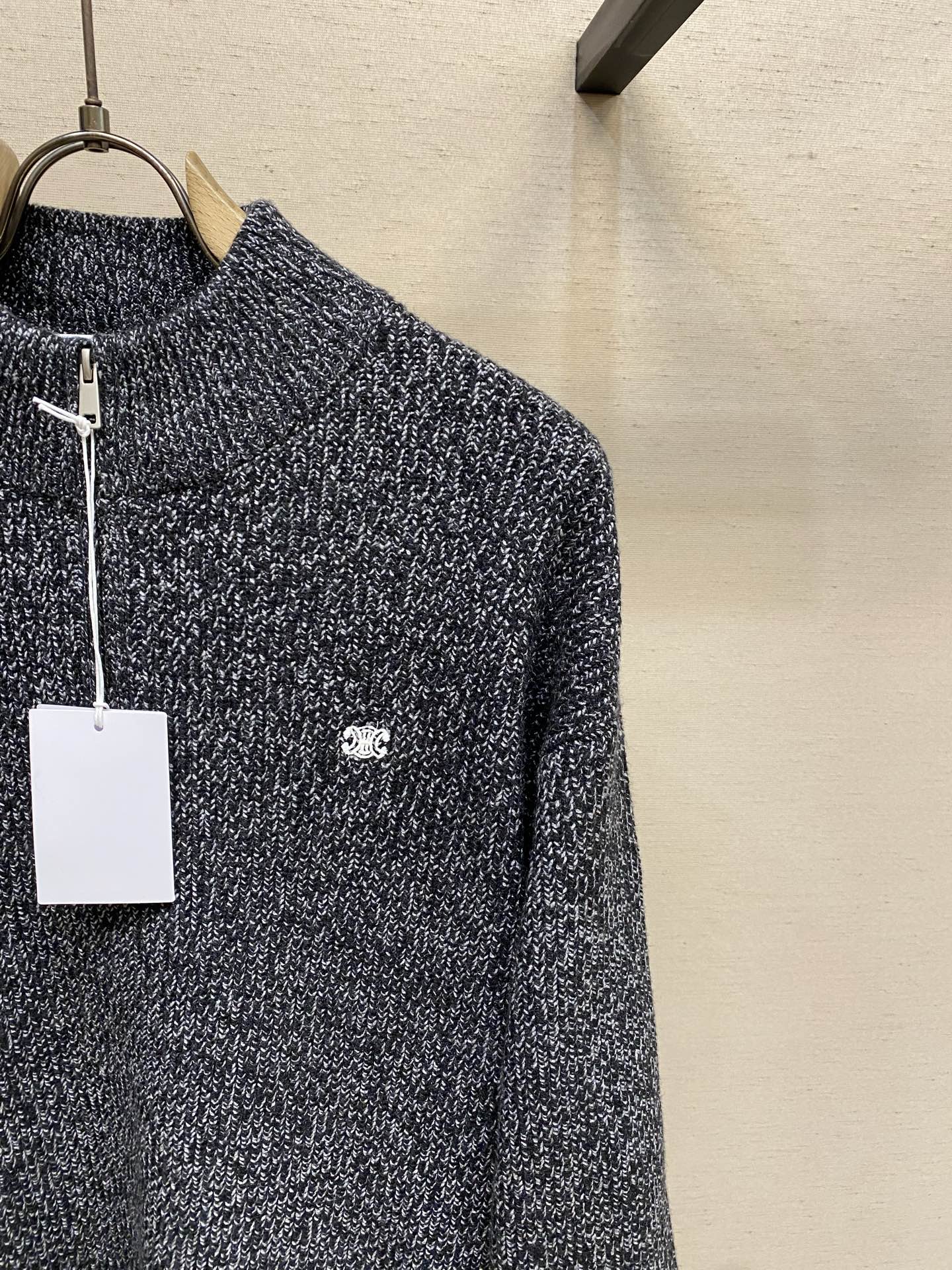 🌟🌟Celine 半拉链花纱灰情侣款毛衣这款半拉链花纱毛衣，是法式极简与高阶质感的标志性表达。深灰混色花