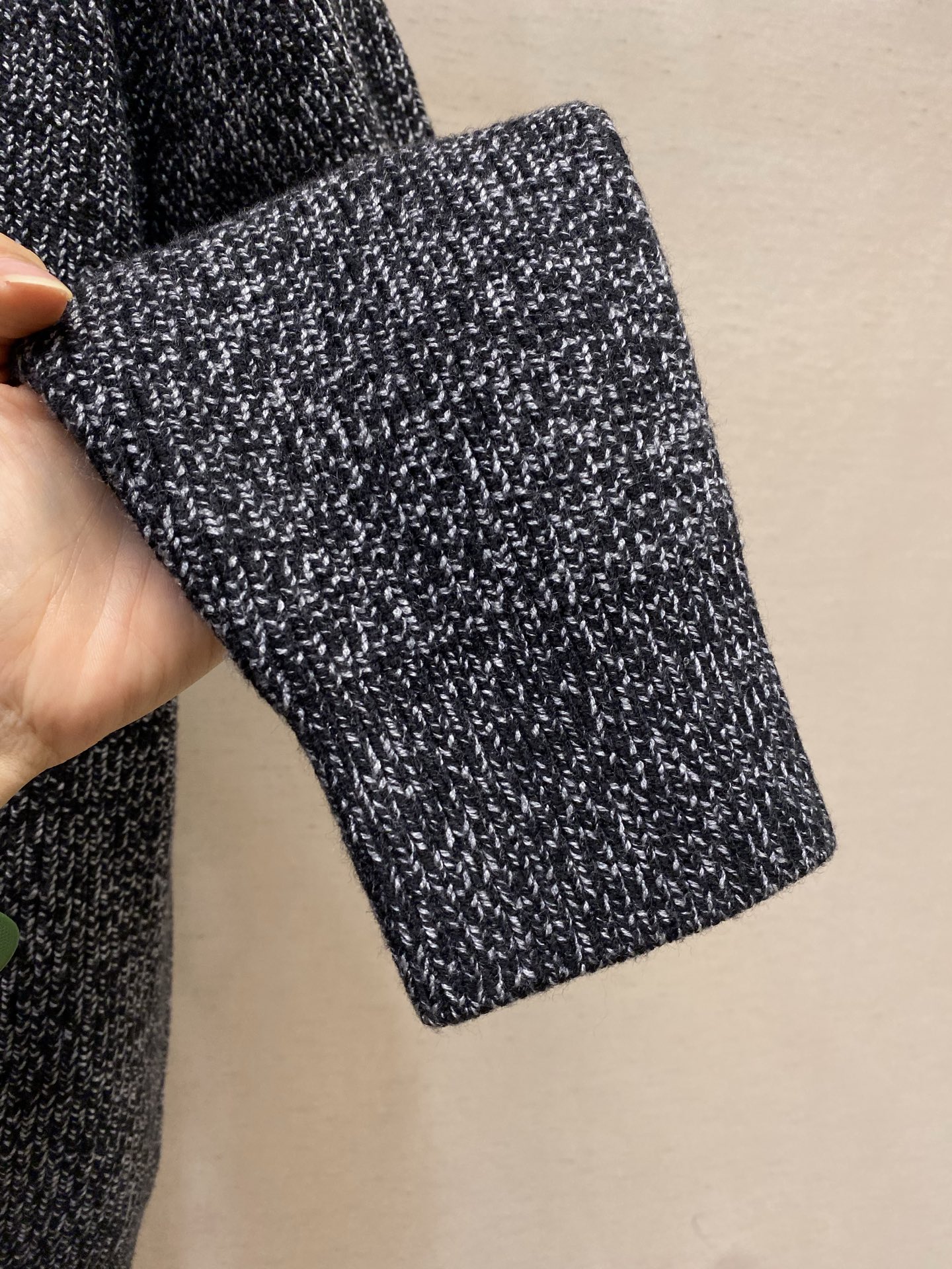 🌟🌟Celine 半拉链花纱灰情侣款毛衣这款半拉链花纱毛衣，是法式极简与高阶质感的标志性表达。深灰混色花