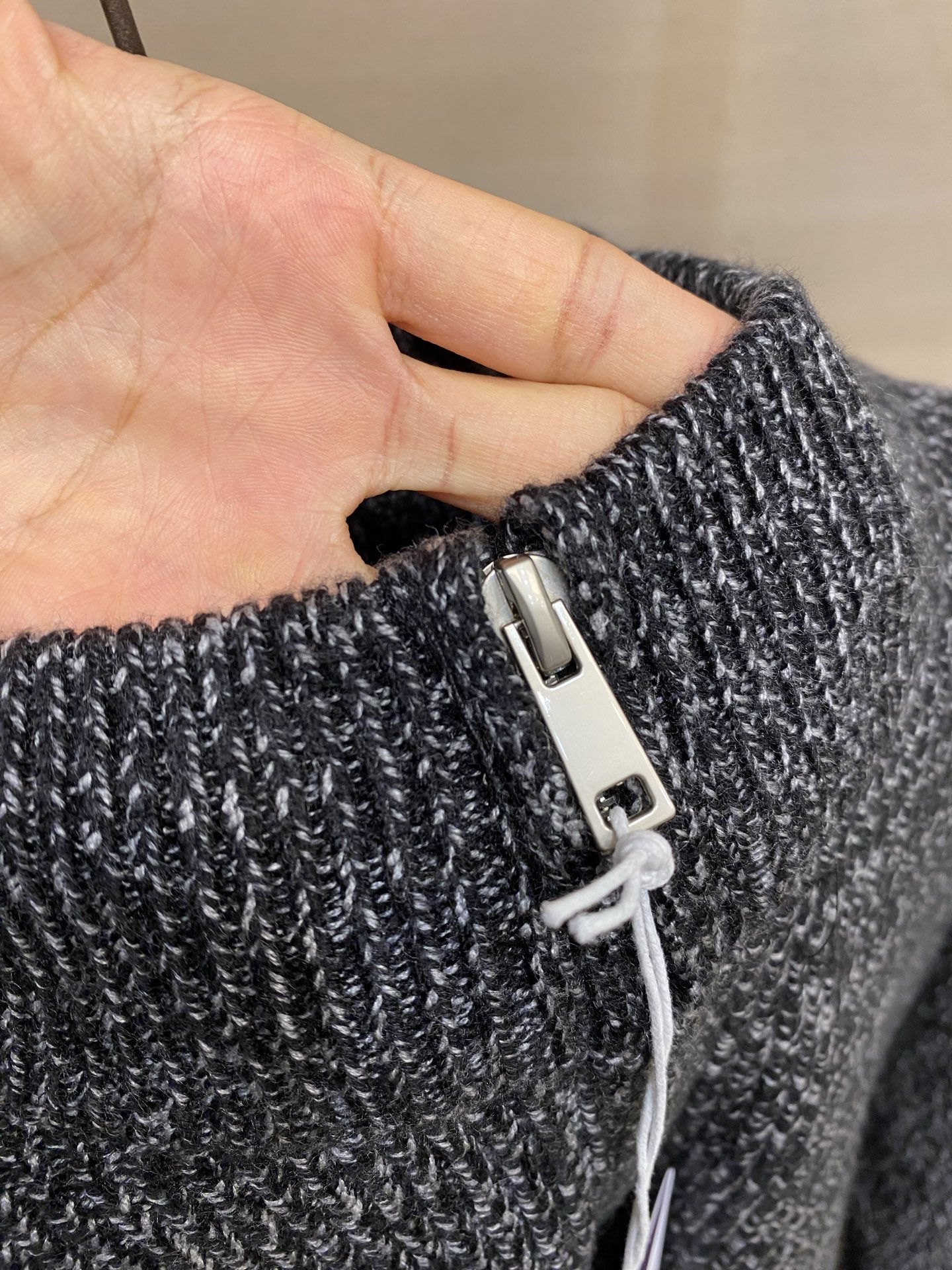 🌟🌟Celine 半拉链花纱灰情侣款毛衣这款半拉链花纱毛衣，是法式极简与高阶质感的标志性表达。深灰混色花