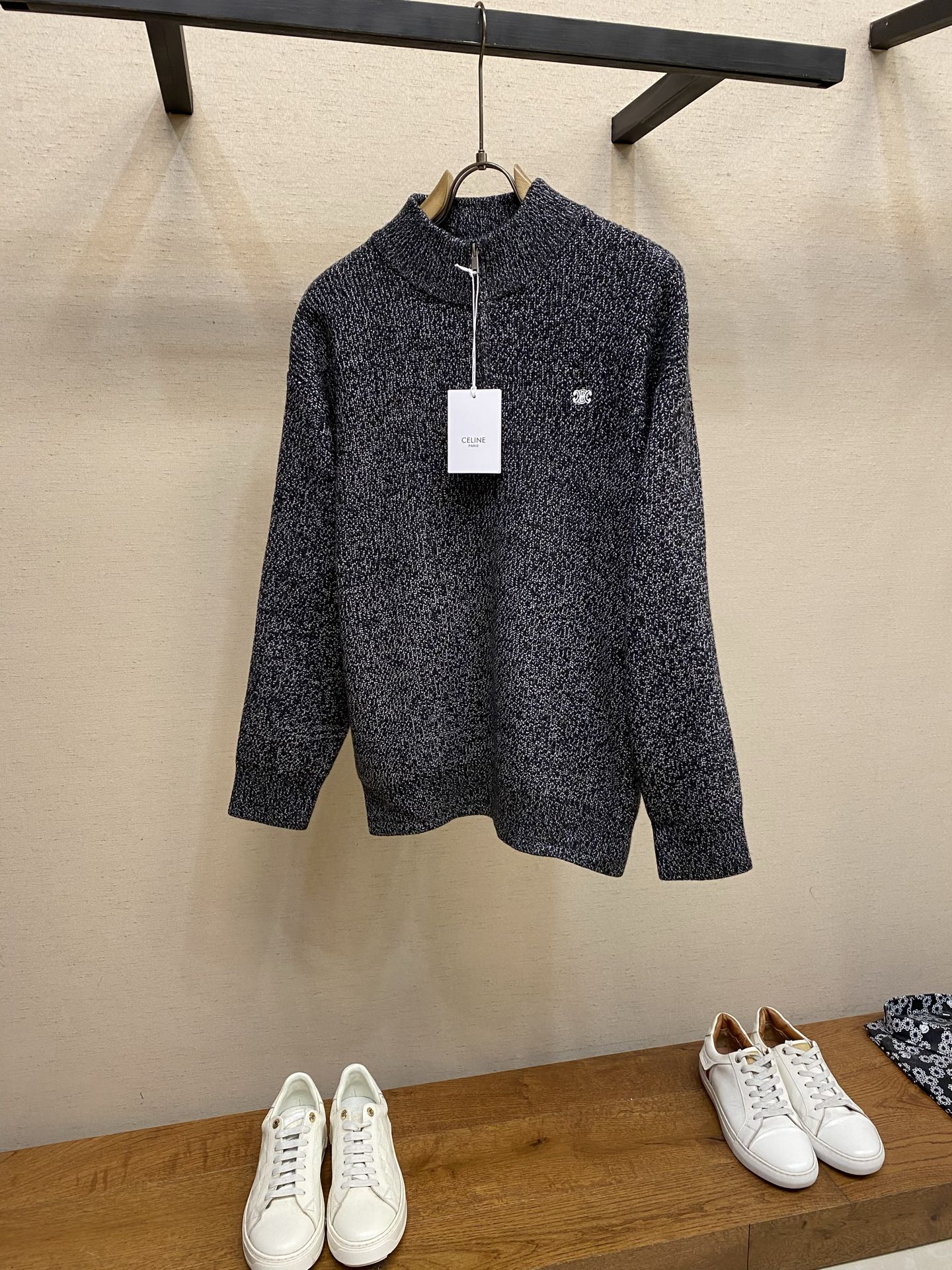 🌟🌟Celine 半拉链花纱灰情侣款毛衣这款半拉链花纱毛衣，是法式极简与高阶质感的标志性表达。深灰混色花