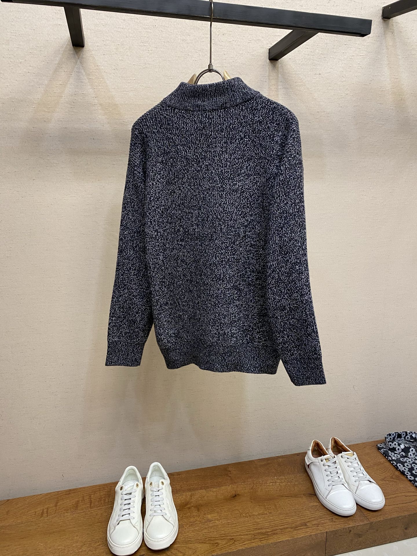 🌟🌟Celine 半拉链花纱灰情侣款毛衣这款半拉链花纱毛衣，是法式极简与高阶质感的标志性表达。深灰混色花