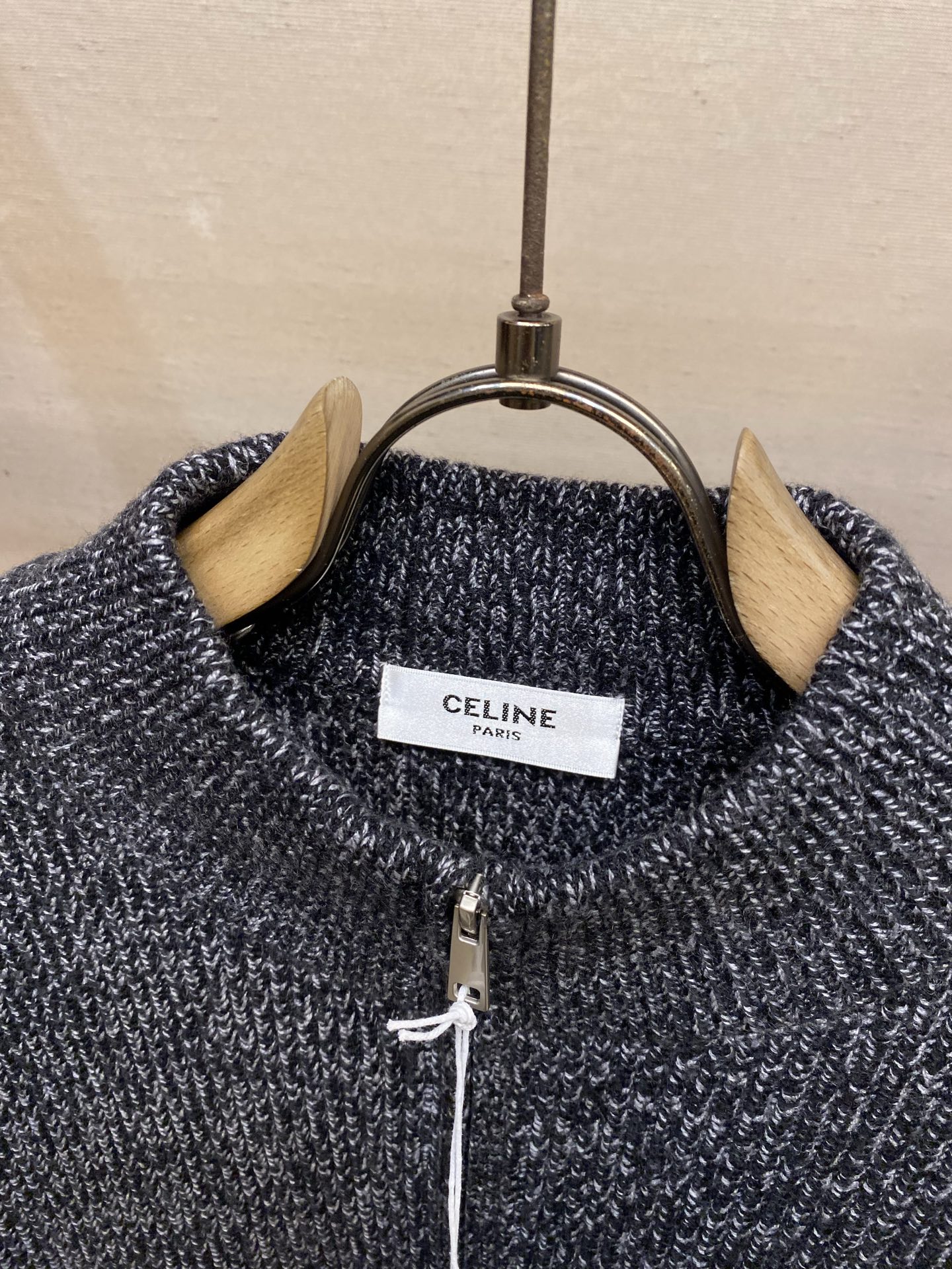 🌟🌟Celine 半拉链花纱灰情侣款毛衣这款半拉链花纱毛衣，是法式极简与高阶质感的标志性表达。深灰混色花