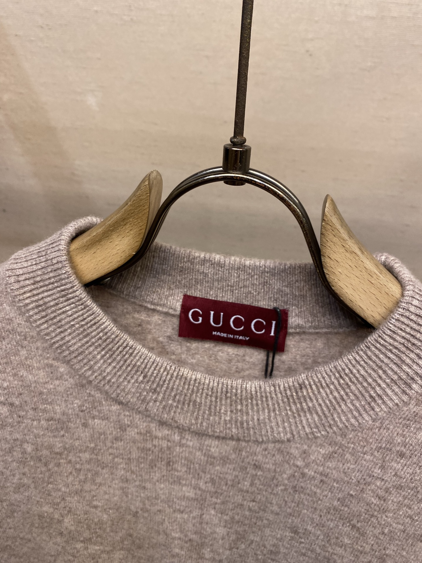 🌟🌟Gucci GG花驼色全羊毛套头毛衣甄选100%意大利进口羊毛面料，纤维细腻柔软，，保暖性与透气性兼