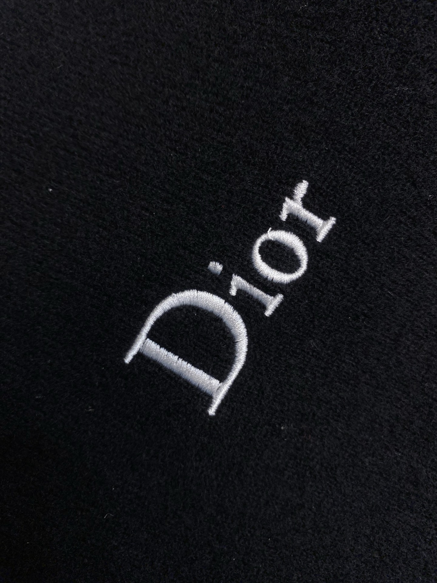 🌟🌟Dior CD简约高级黑色全羊毛套头毛衣CD黑色全羊毛毛衣，是秋冬衣橱的“万能打底王”。甄选100%