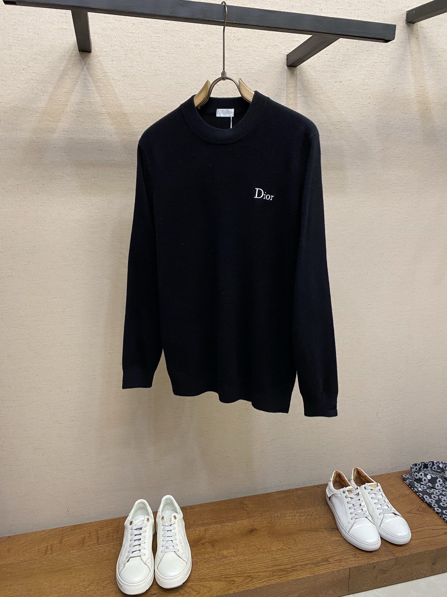 🌟🌟Dior CD简约高级黑色全羊毛套头毛衣CD黑色全羊毛毛衣，是秋冬衣橱的“万能打底王”。甄选100%