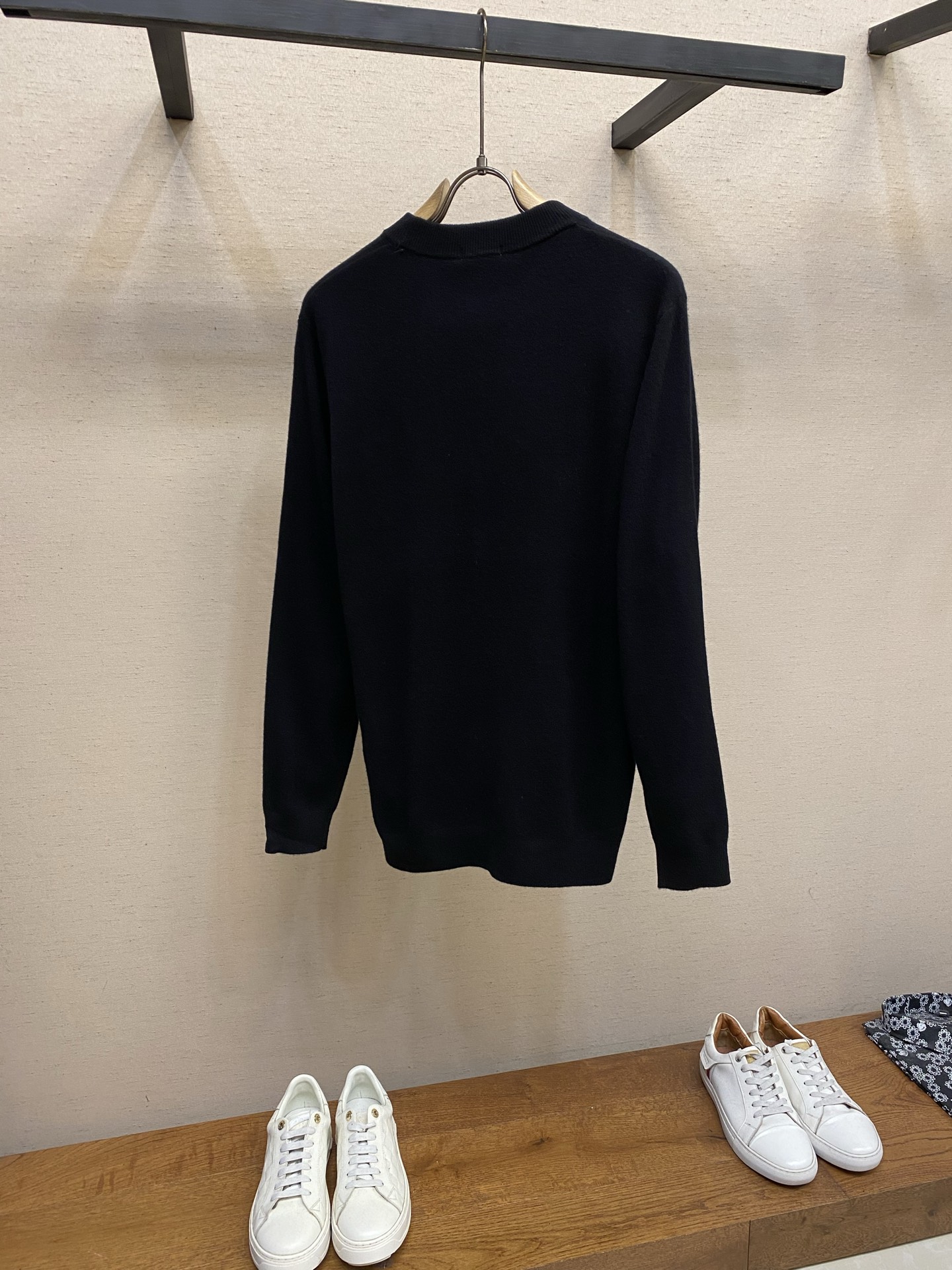 🌟🌟Dior CD简约高级黑色全羊毛套头毛衣CD黑色全羊毛毛衣，是秋冬衣橱的“万能打底王”。甄选100%