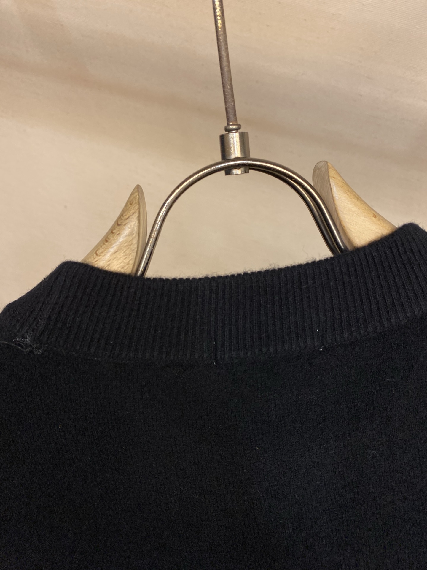 🌟🌟Dior CD简约高级黑色全羊毛套头毛衣CD黑色全羊毛毛衣，是秋冬衣橱的“万能打底王”。甄选100%