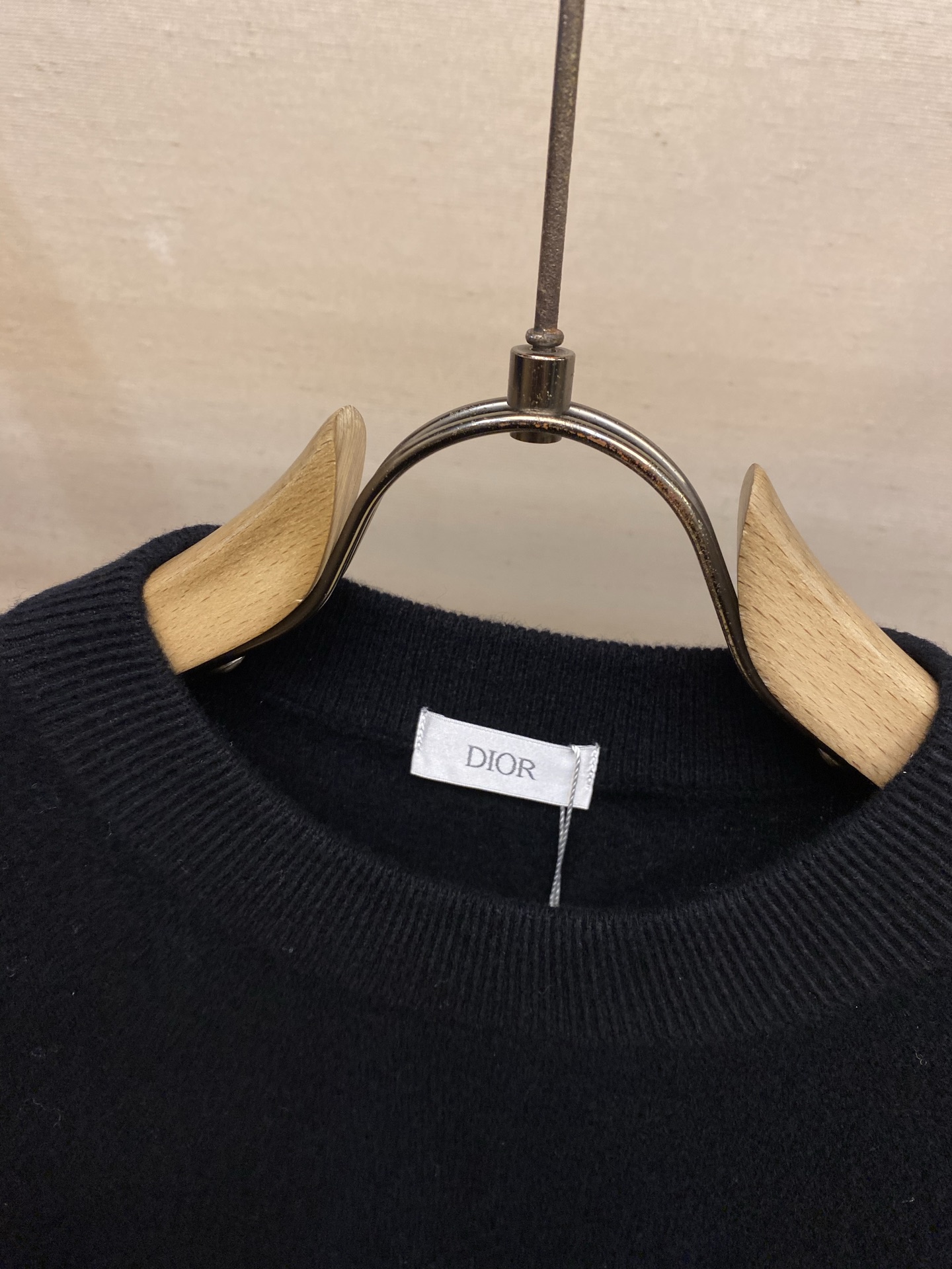 🌟🌟Dior CD简约高级黑色全羊毛套头毛衣CD黑色全羊毛毛衣，是秋冬衣橱的“万能打底王”。甄选100%