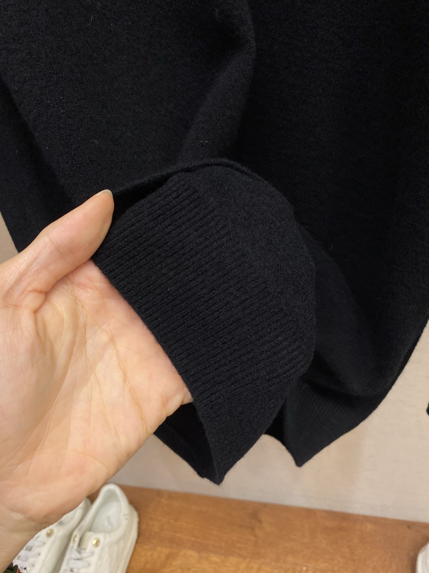 🌟🌟Dior CD简约高级黑色全羊毛套头毛衣CD黑色全羊毛毛衣，是秋冬衣橱的“万能打底王”。甄选100%