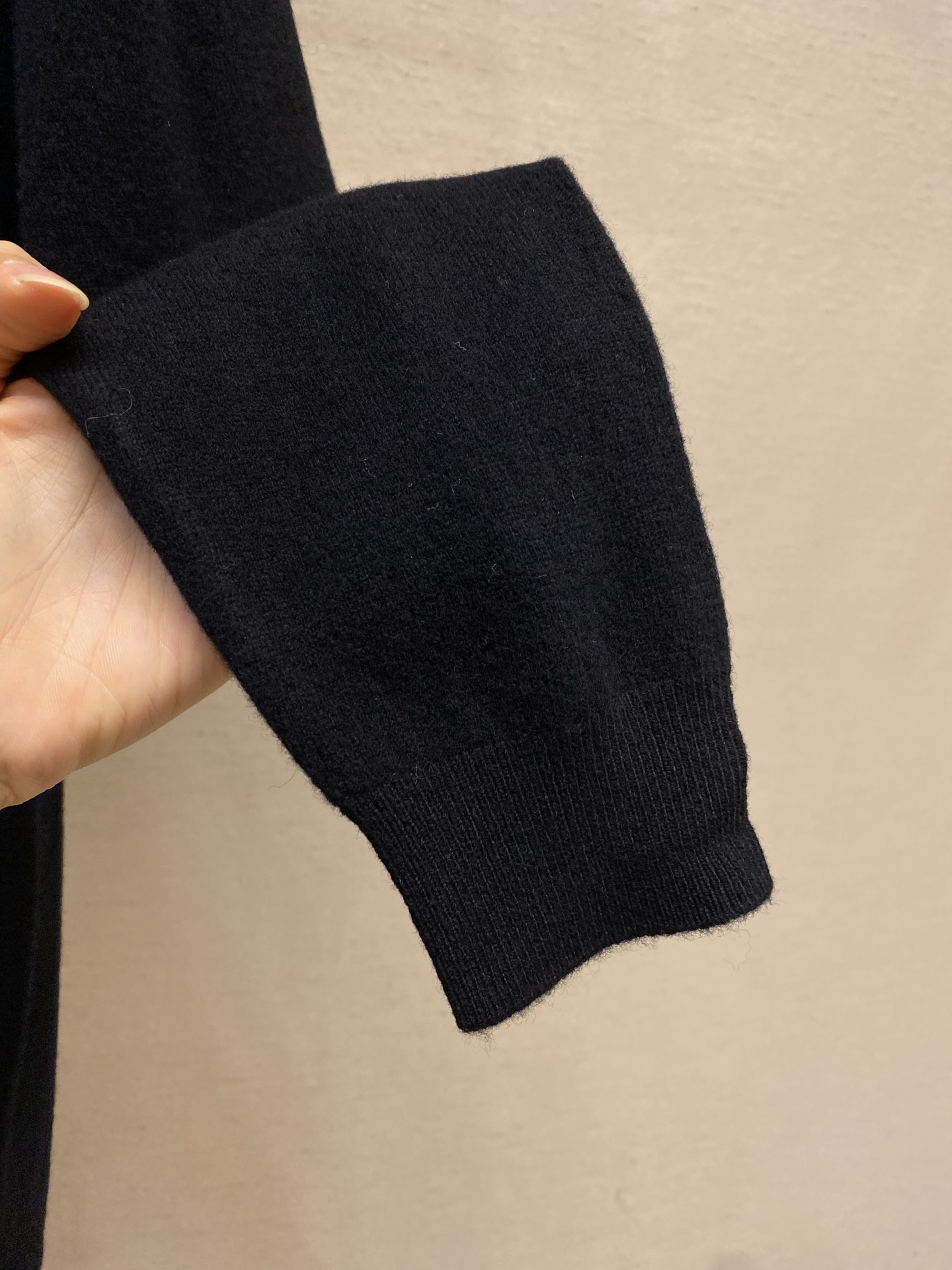 🌟🌟Dior CD简约高级黑色全羊毛套头毛衣CD黑色全羊毛毛衣，是秋冬衣橱的“万能打底王”。甄选100%