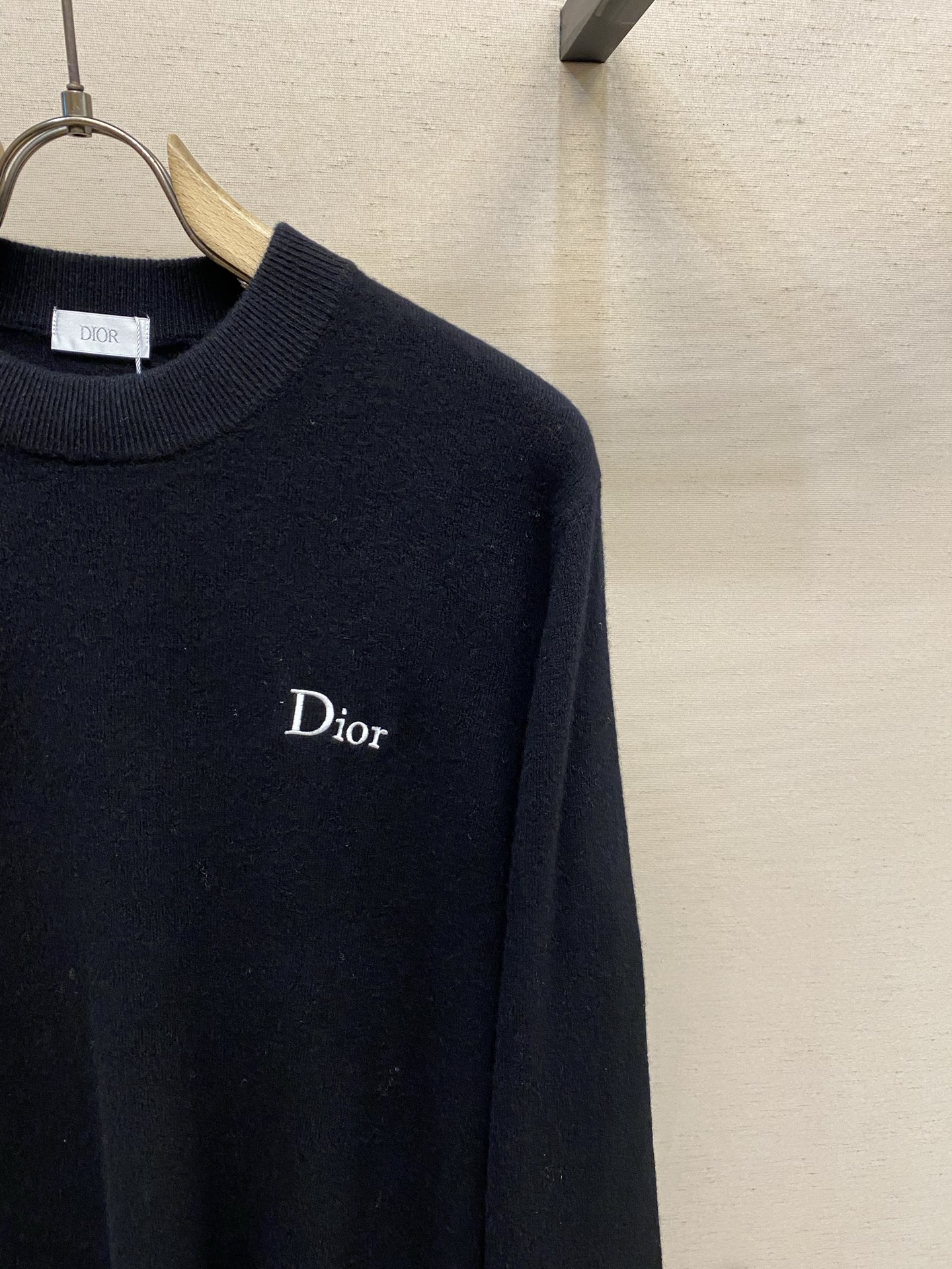 🌟🌟Dior CD简约高级黑色全羊毛套头毛衣CD黑色全羊毛毛衣，是秋冬衣橱的“万能打底王”。甄选100%