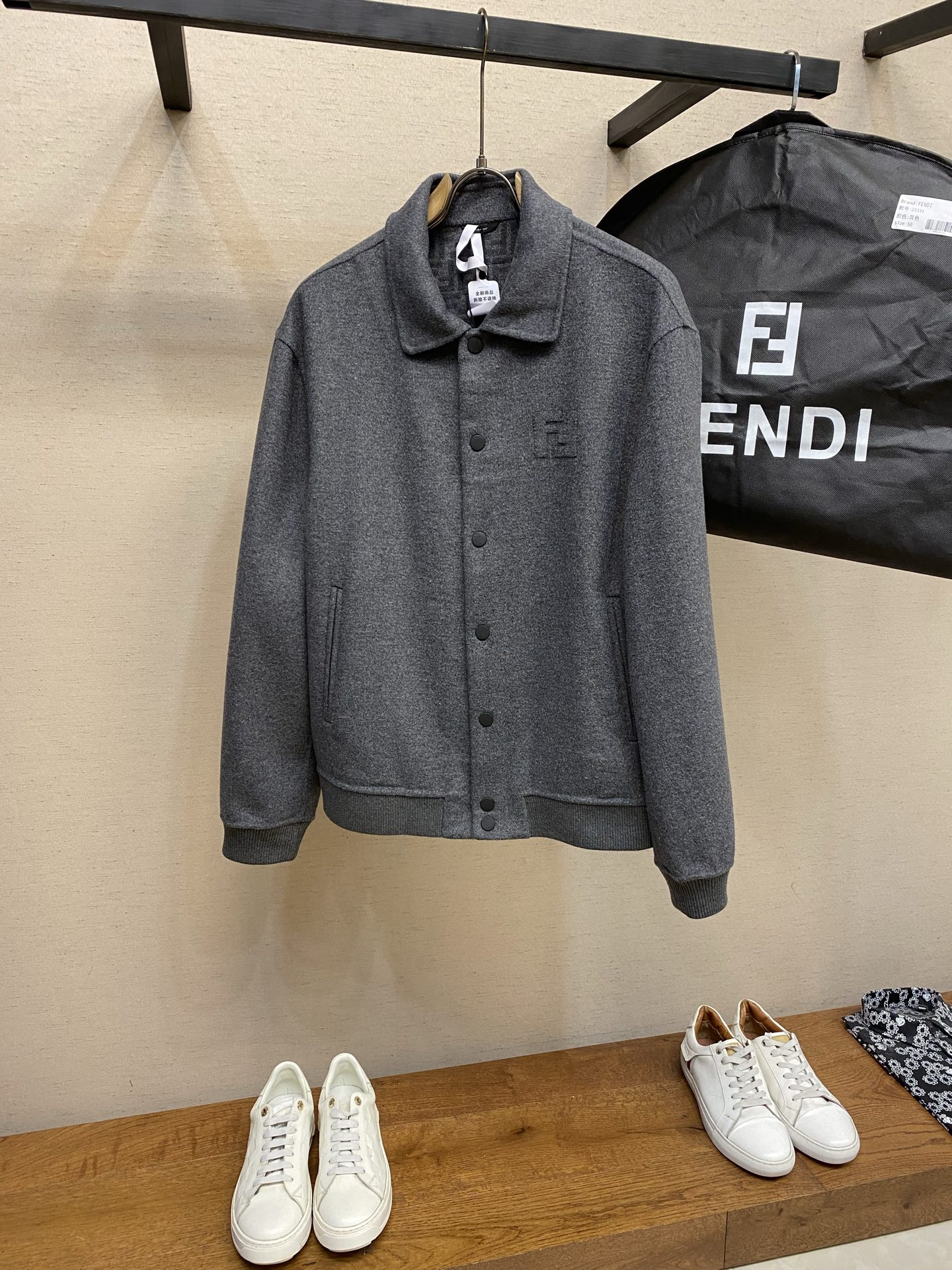 NO:683211,Fendi lapel single-breasted wool jacket, genuine purchase and development for 34000, customized 560g 70 wool blended double F double-sided cloth, custom dyed 580 high gram weight 2*2 ribs, counter-position cutting machine, hand-sewn label, customized 11 pairs of F cloth material labels, customized 11 leather labels, customized 11 five-grab buttons, customized 11 trademarks, loose fit, sizes S-XL,,fendi,jackets & coats,jackets & coats,19860909Fendi 翻领单排扣羊毛夹克外套 正品34000购入开发 定制560克70羊毛混纺双F双面呢 定染580高克重2*2罗纹 对位裁床 手工缝标 定制11双F呢料标 定制11皮标 定制11五抓扣 定制11商标 宽松版型 尺码S-XL,,fendi,jackets & coats,jackets & coats,,Men's clothing