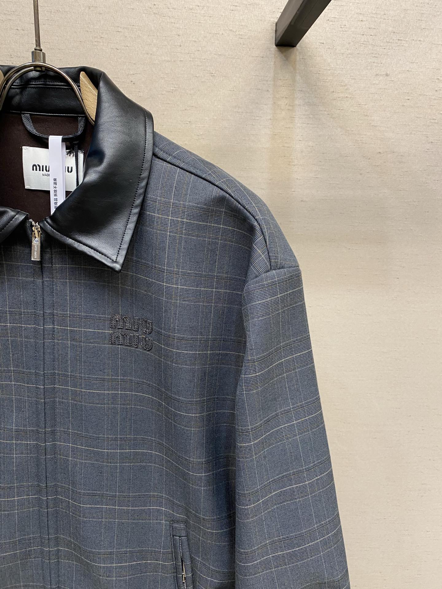 🌟🌟Miu Miu 翻领格纹字母刺绣长袖夹克外套正品38100购入开发 350克羊毛混纺平纹格子面料20