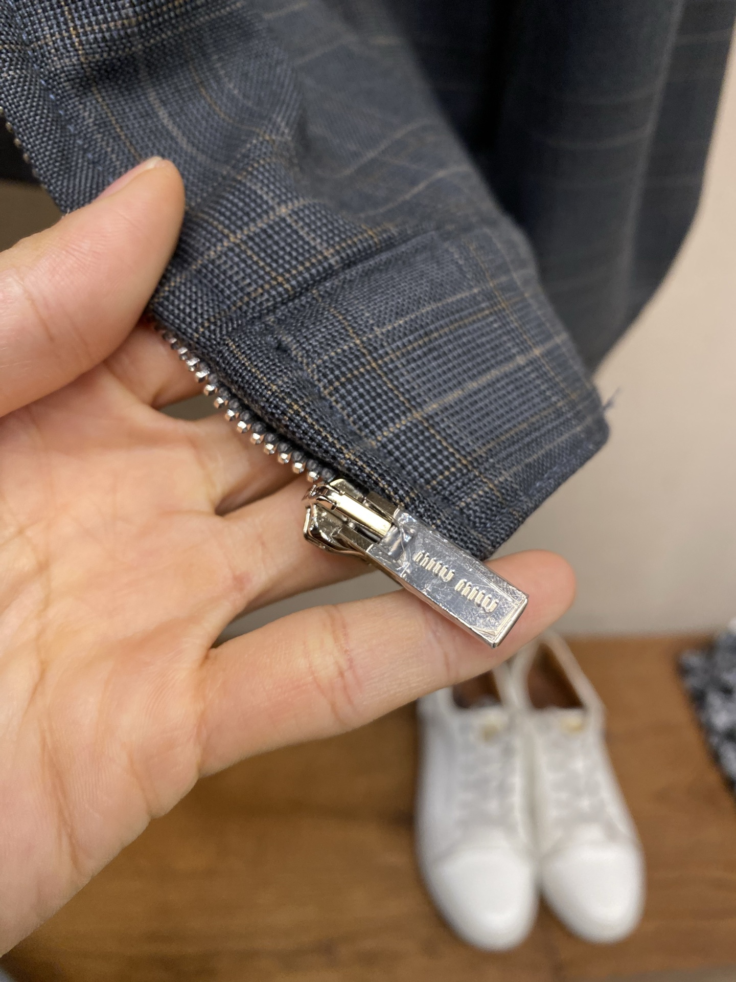 🌟🌟Miu Miu 翻领格纹字母刺绣长袖夹克外套正品38100购入开发 350克羊毛混纺平纹格子面料20