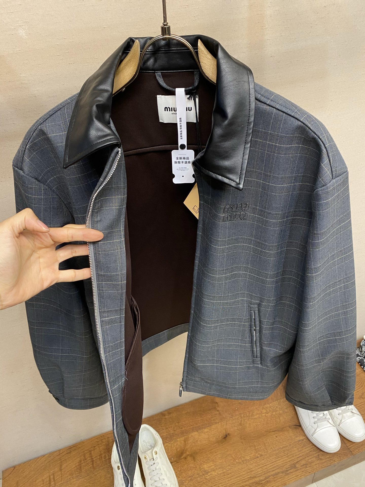 🌟🌟Miu Miu 翻领格纹字母刺绣长袖夹克外套正品38100购入开发 350克羊毛混纺平纹格子面料20