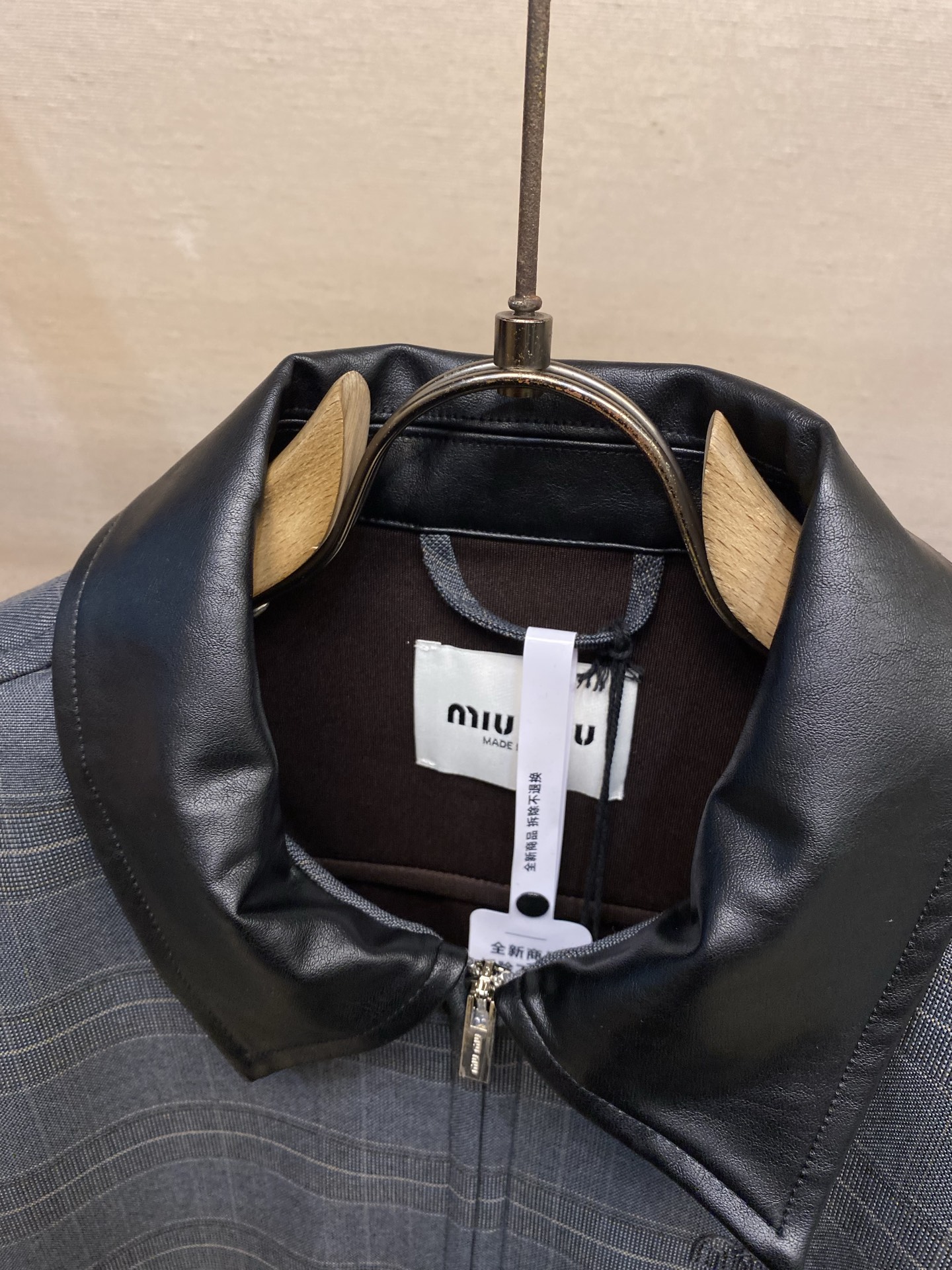 🌟🌟Miu Miu 翻领格纹字母刺绣长袖夹克外套正品38100购入开发 350克羊毛混纺平纹格子面料20