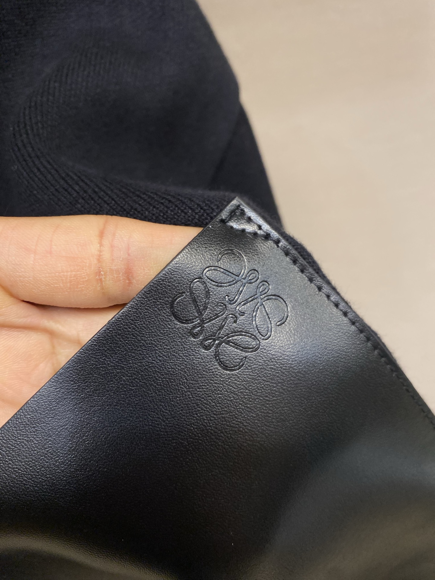 🌟🌟Loewe 羊毛连帽胸前贴袋拉链外套 正品15900购入开发 40支双股精梳羊毛混纺毛料 采用德国进