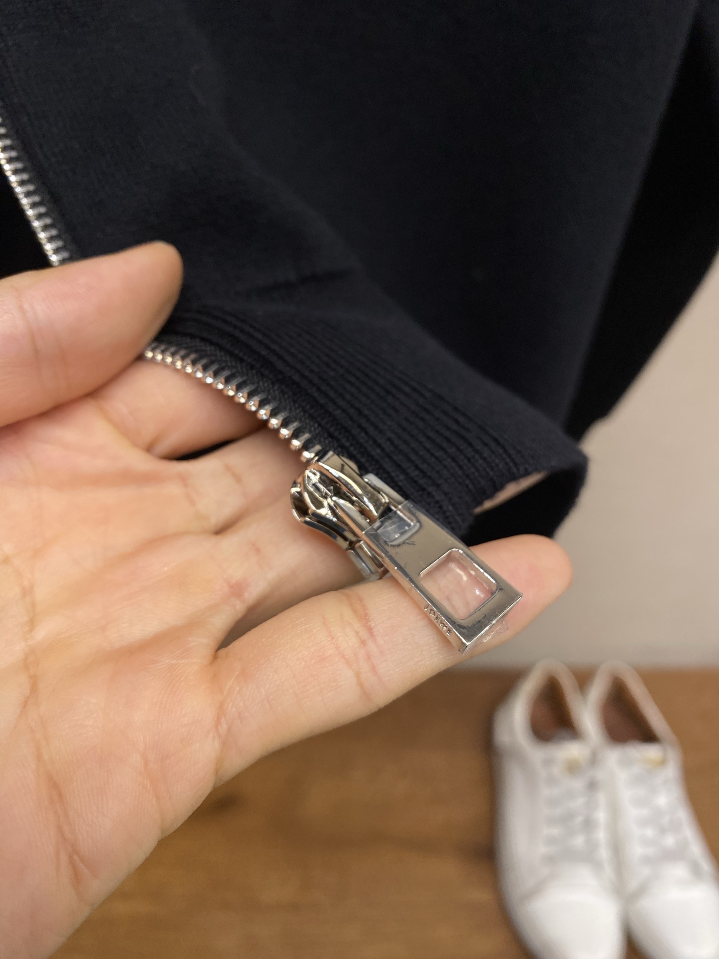 🌟🌟Loewe 羊毛连帽胸前贴袋拉链外套 正品15900购入开发 40支双股精梳羊毛混纺毛料 采用德国进