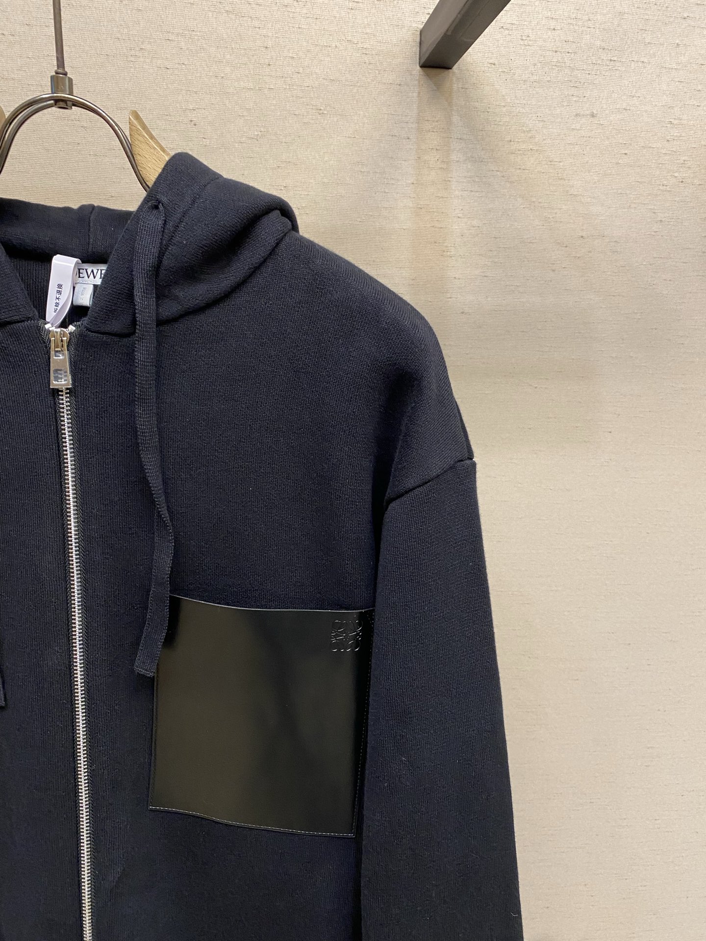 🌟🌟Loewe 羊毛连帽胸前贴袋拉链外套 正品15900购入开发 40支双股精梳羊毛混纺毛料 采用德国进