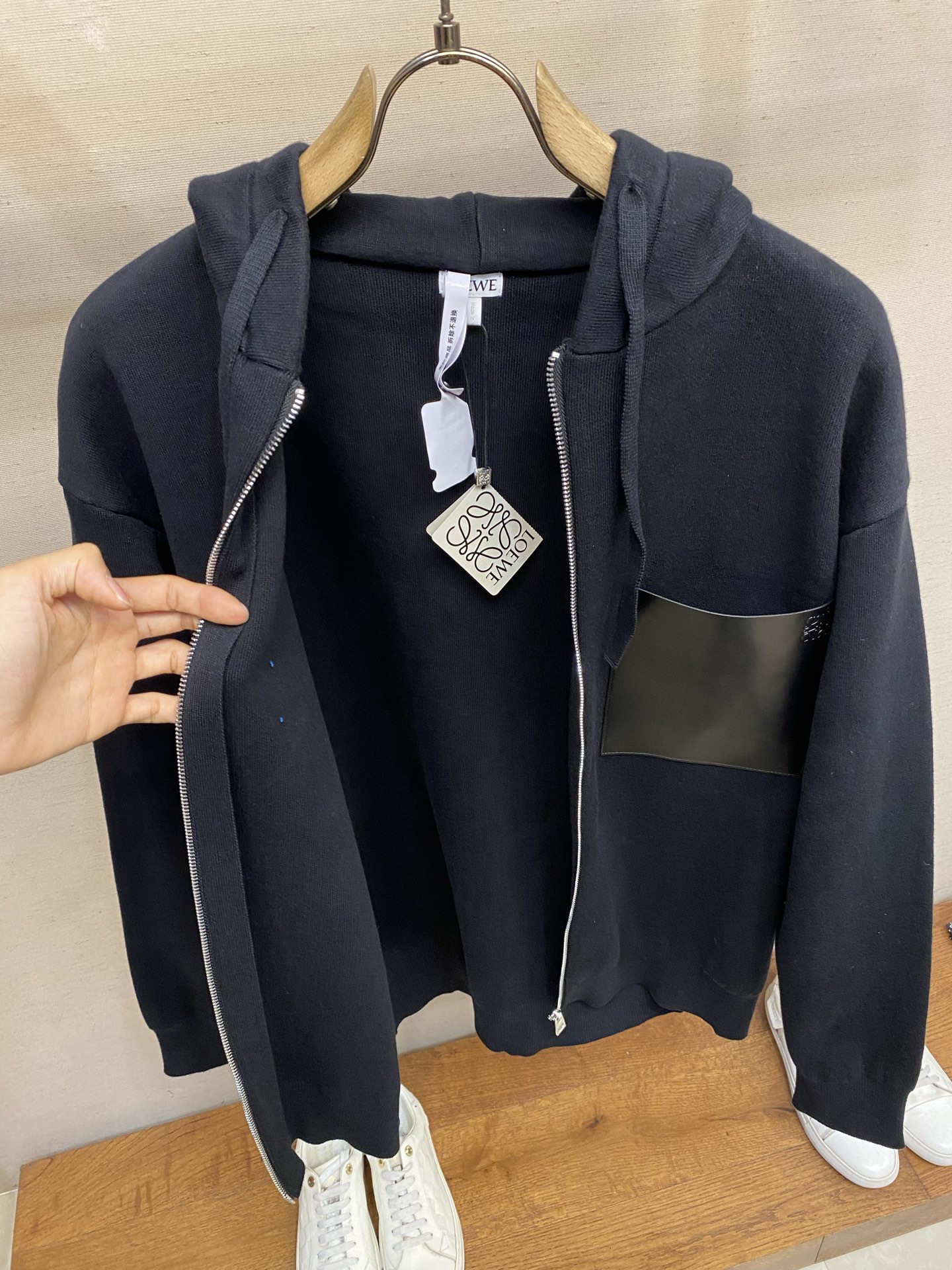 🌟🌟Loewe 羊毛连帽胸前贴袋拉链外套 正品15900购入开发 40支双股精梳羊毛混纺毛料 采用德国进