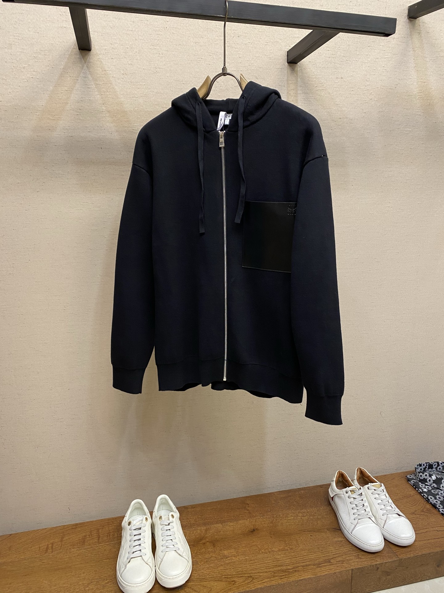 🌟🌟Loewe 羊毛连帽胸前贴袋拉链外套 正品15900购入开发 40支双股精梳羊毛混纺毛料 采用德国进