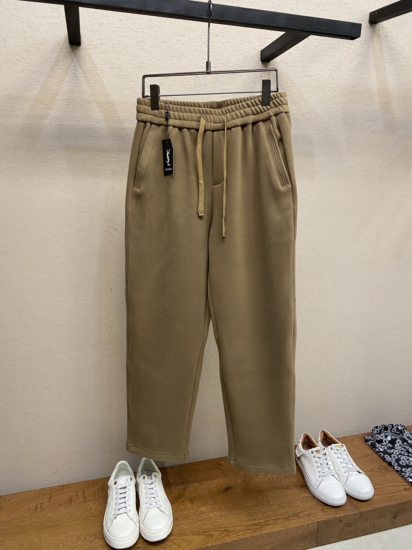 🌟🌟 YSL咖啡色宝宝绒阔腿休闲裤这条YSL咖啡色宝宝绒裤，以温暖的咖啡色调和极致柔软的面料，为秋冬带来