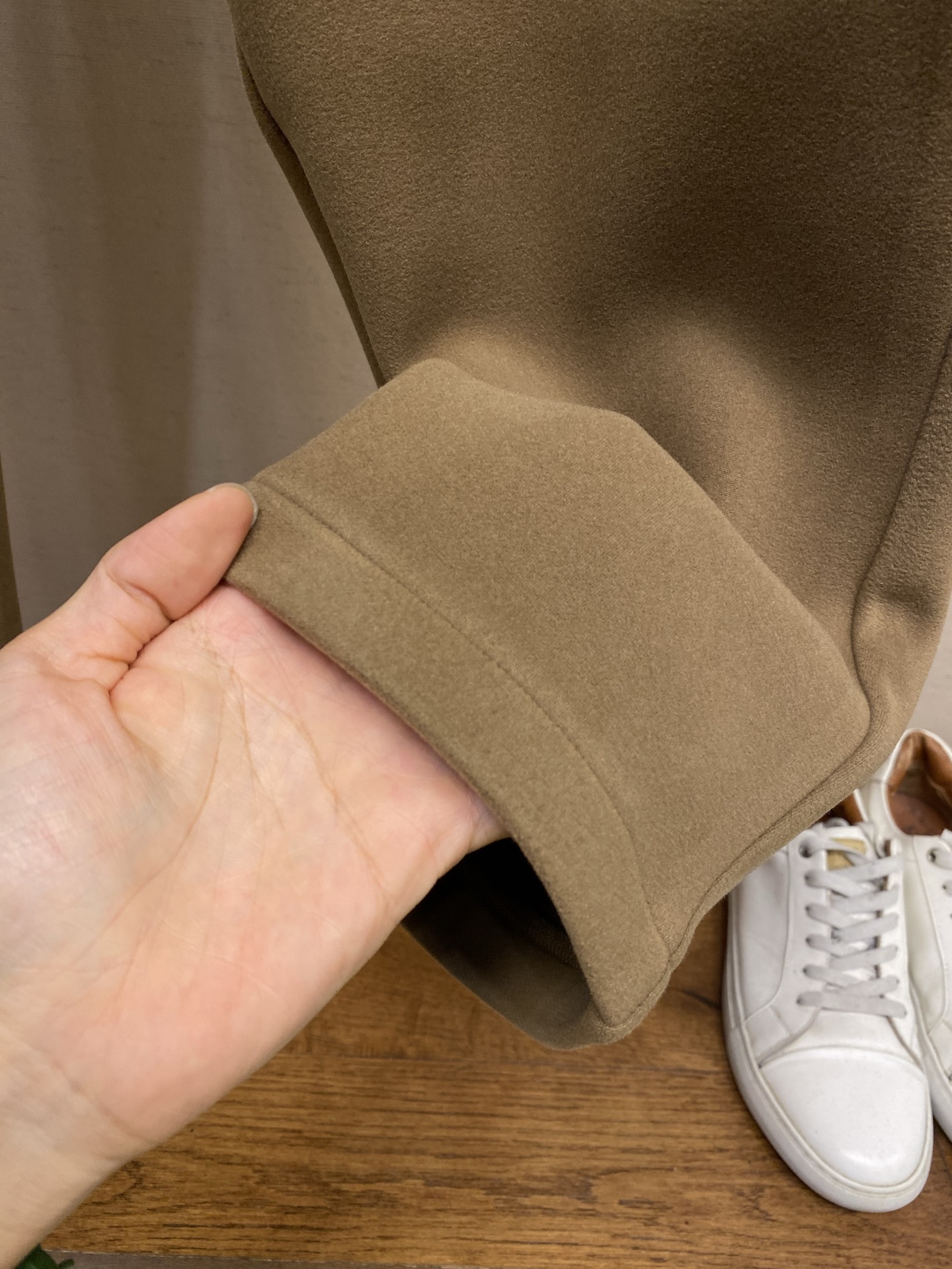 🌟🌟 YSL咖啡色宝宝绒阔腿休闲裤这条YSL咖啡色宝宝绒裤，以温暖的咖啡色调和极致柔软的面料，为秋冬带来