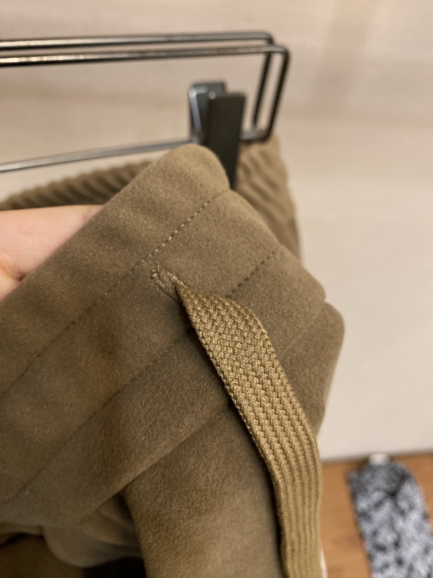 🌟🌟 YSL咖啡色宝宝绒阔腿休闲裤这条YSL咖啡色宝宝绒裤，以温暖的咖啡色调和极致柔软的面料，为秋冬带来