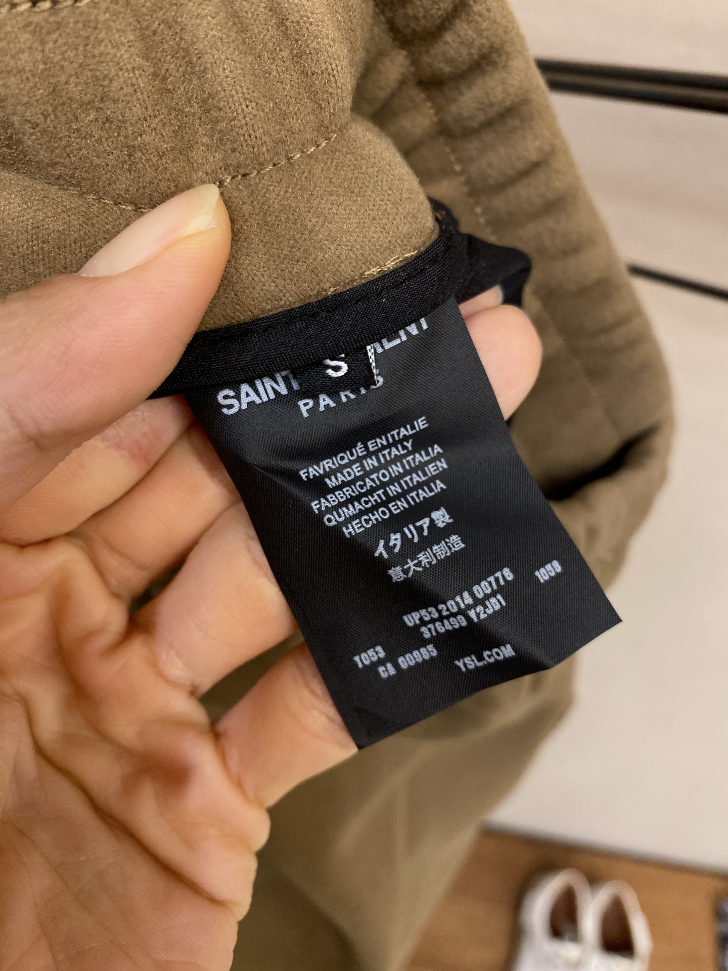 🌟🌟 YSL咖啡色宝宝绒阔腿休闲裤这条YSL咖啡色宝宝绒裤，以温暖的咖啡色调和极致柔软的面料，为秋冬带来
