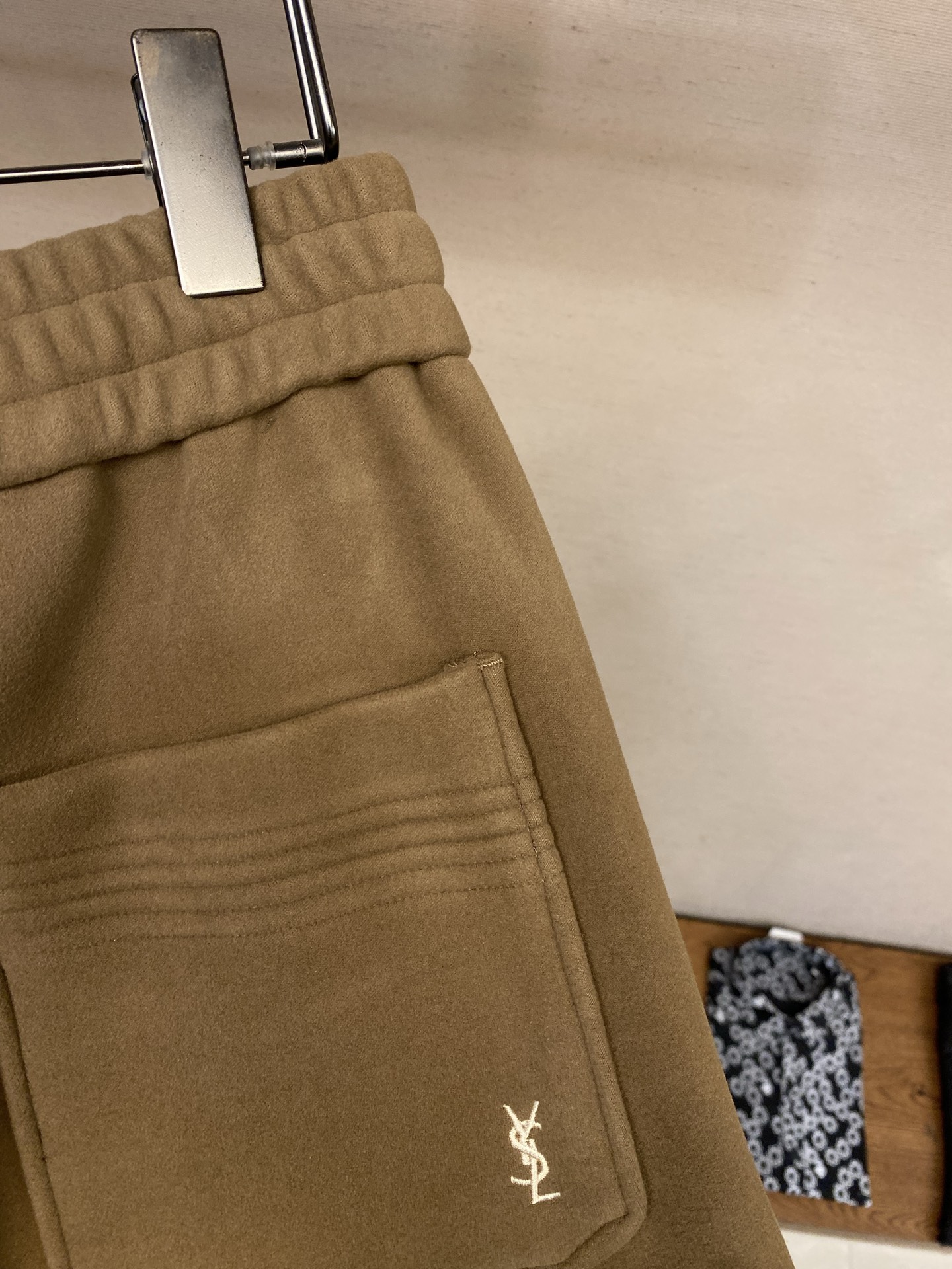 🌟🌟 YSL咖啡色宝宝绒阔腿休闲裤这条YSL咖啡色宝宝绒裤，以温暖的咖啡色调和极致柔软的面料，为秋冬带来