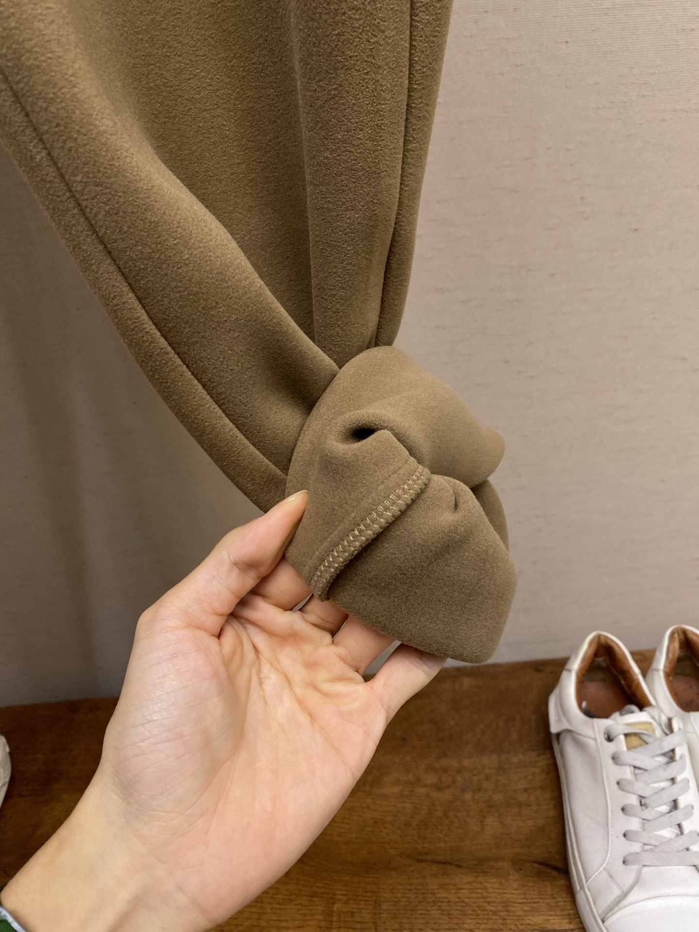 🌟🌟 YSL咖啡色宝宝绒阔腿休闲裤这条YSL咖啡色宝宝绒裤，以温暖的咖啡色调和极致柔软的面料，为秋冬带来