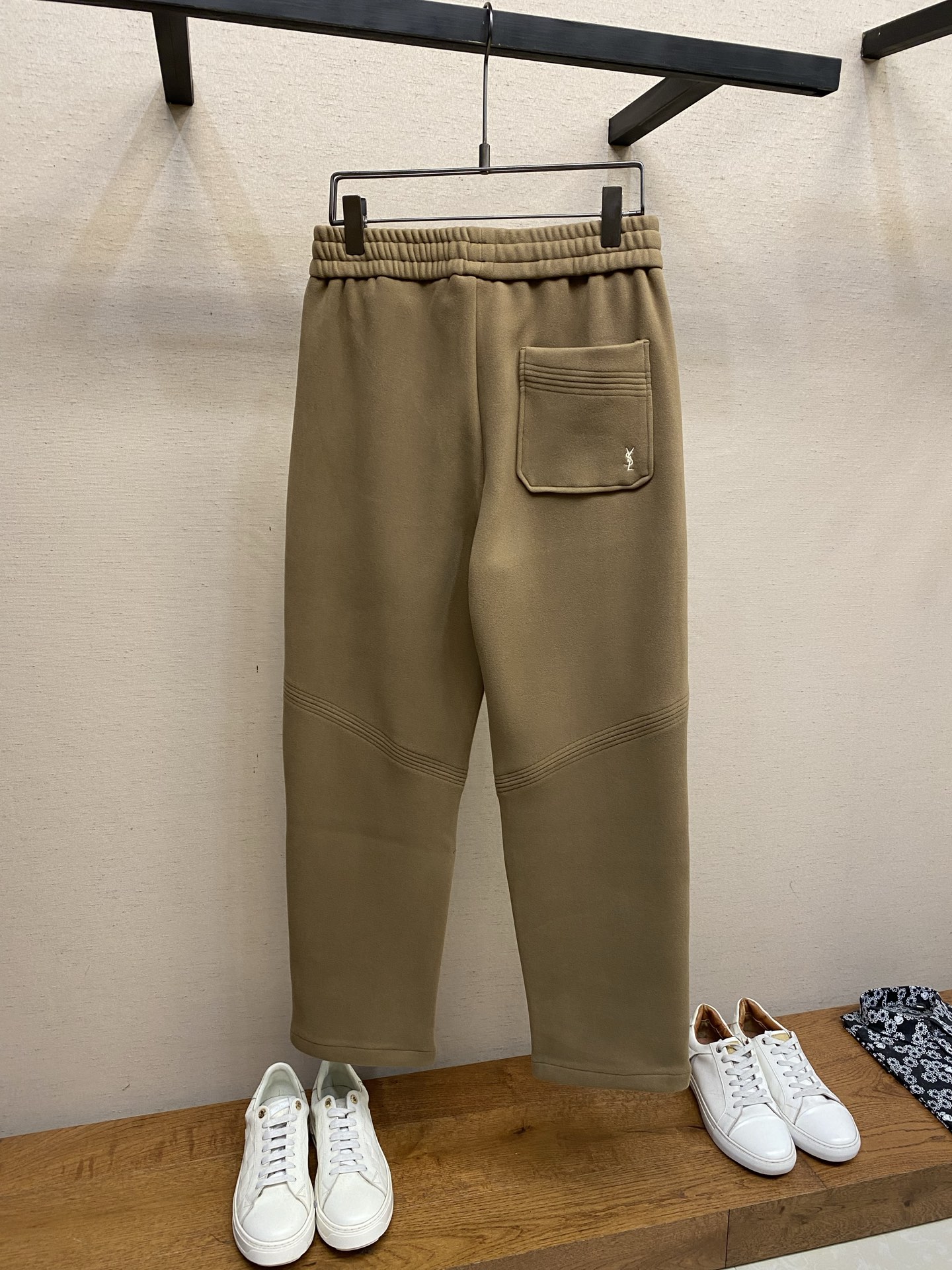 🌟🌟 YSL咖啡色宝宝绒阔腿休闲裤这条YSL咖啡色宝宝绒裤，以温暖的咖啡色调和极致柔软的面料，为秋冬带来