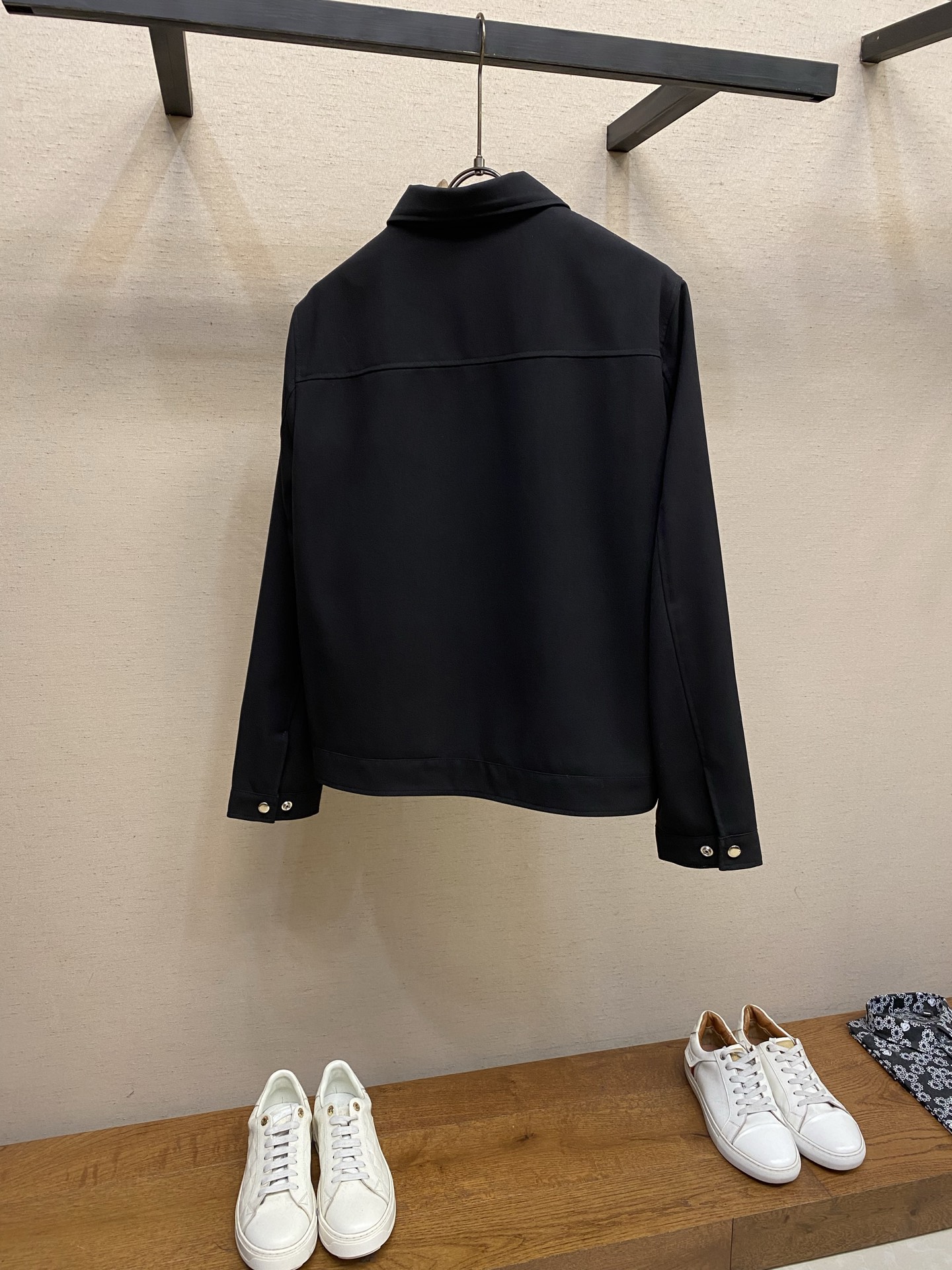 🌟🌟Celine 黑色拉链夹克，简约翻领设计，斜纹羊毛混纺面料，轻薄舒适又保暖。胸前凯旋门Logo低调有