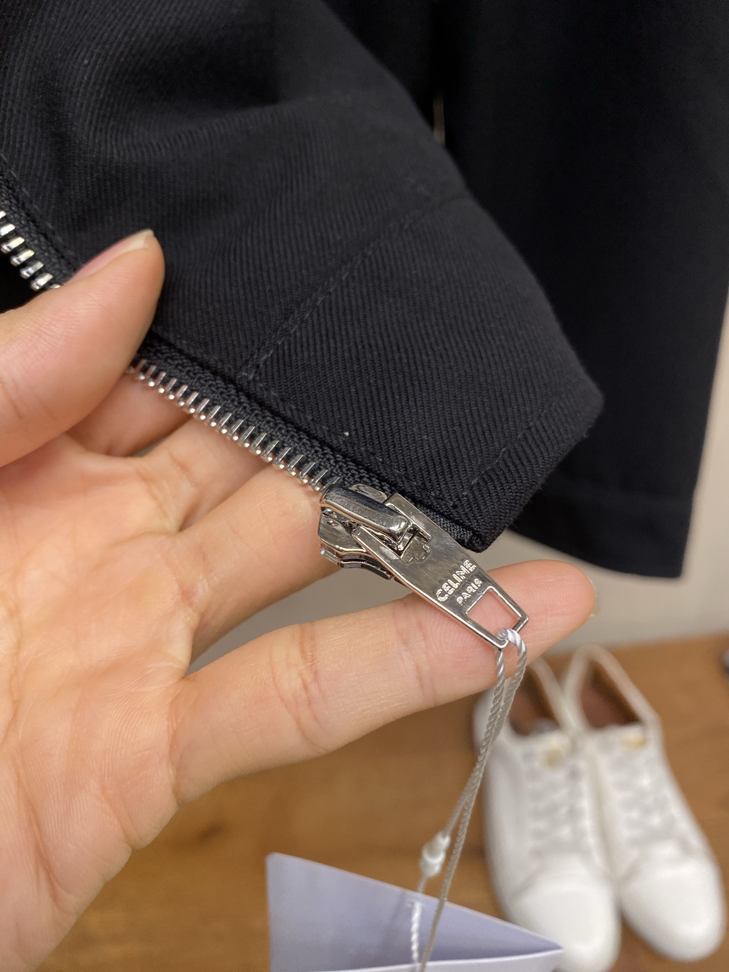 🌟🌟Celine 黑色拉链夹克，简约翻领设计，斜纹羊毛混纺面料，轻薄舒适又保暖。胸前凯旋门Logo低调有