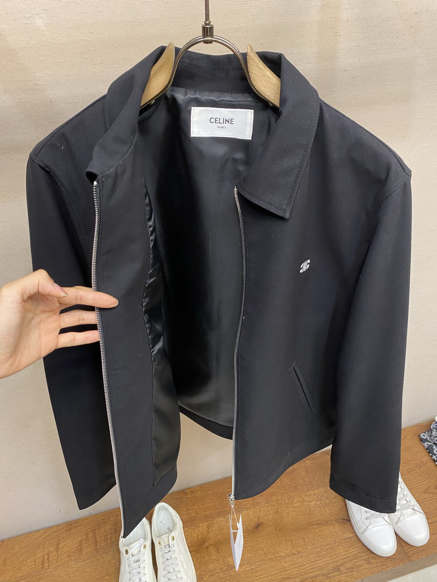 🌟🌟Celine 黑色拉链夹克，简约翻领设计，斜纹羊毛混纺面料，轻薄舒适又保暖。胸前凯旋门Logo低调有
