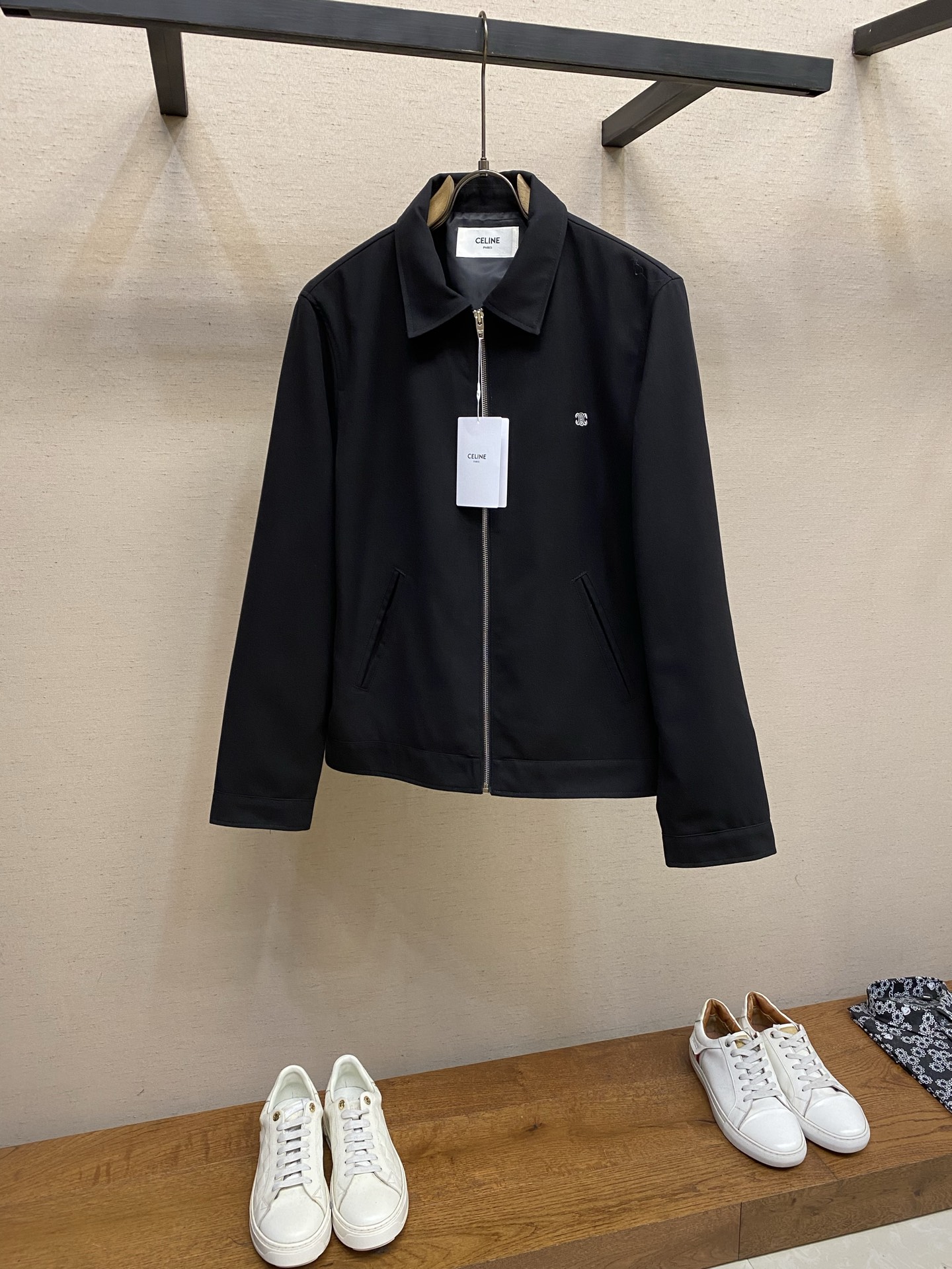 🌟🌟Celine 黑色拉链夹克，简约翻领设计，斜纹羊毛混纺面料，轻薄舒适又保暖。胸前凯旋门Logo低调有