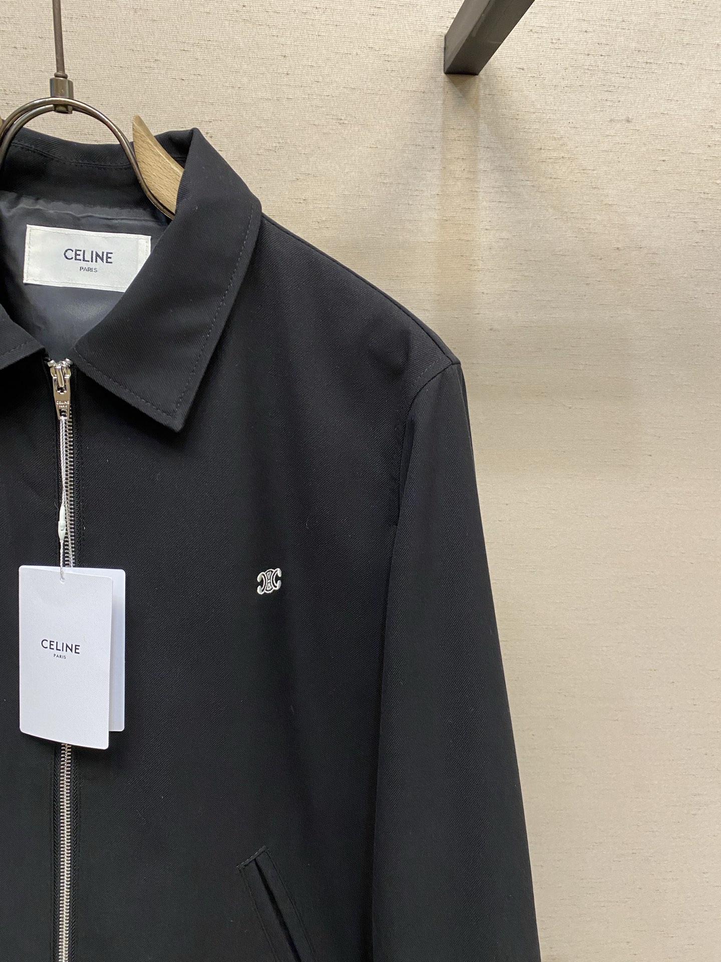 🌟🌟Celine 黑色拉链夹克，简约翻领设计，斜纹羊毛混纺面料，轻薄舒适又保暖。胸前凯旋门Logo低调有