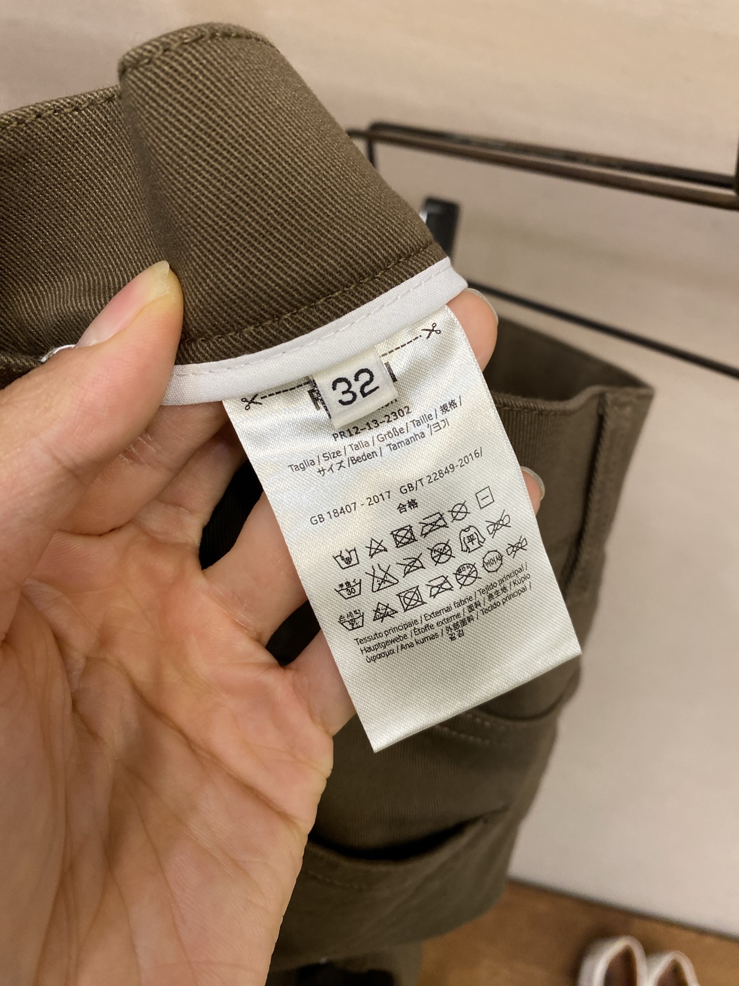 🌟🌟Fendi FD卡其色棉质磨毛后口袋兜刺绣标休闲裤FD卡其磨毛休闲裤，以经典卡其色晕染秋冬暖意，FD