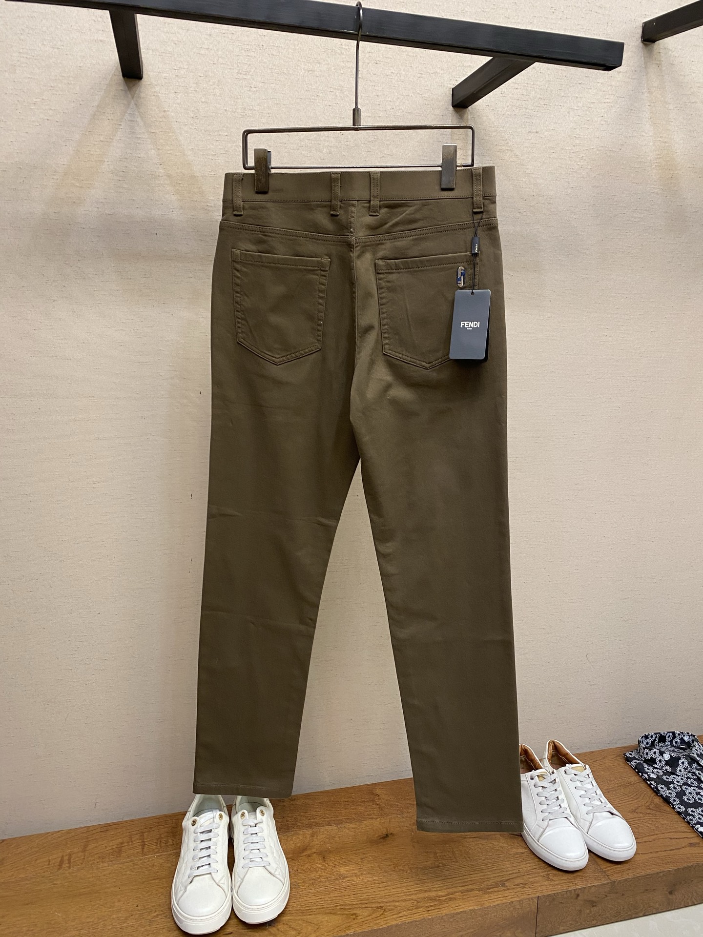 🌟🌟Fendi FD卡其色棉质磨毛后口袋兜刺绣标休闲裤FD卡其磨毛休闲裤，以经典卡其色晕染秋冬暖意，FD