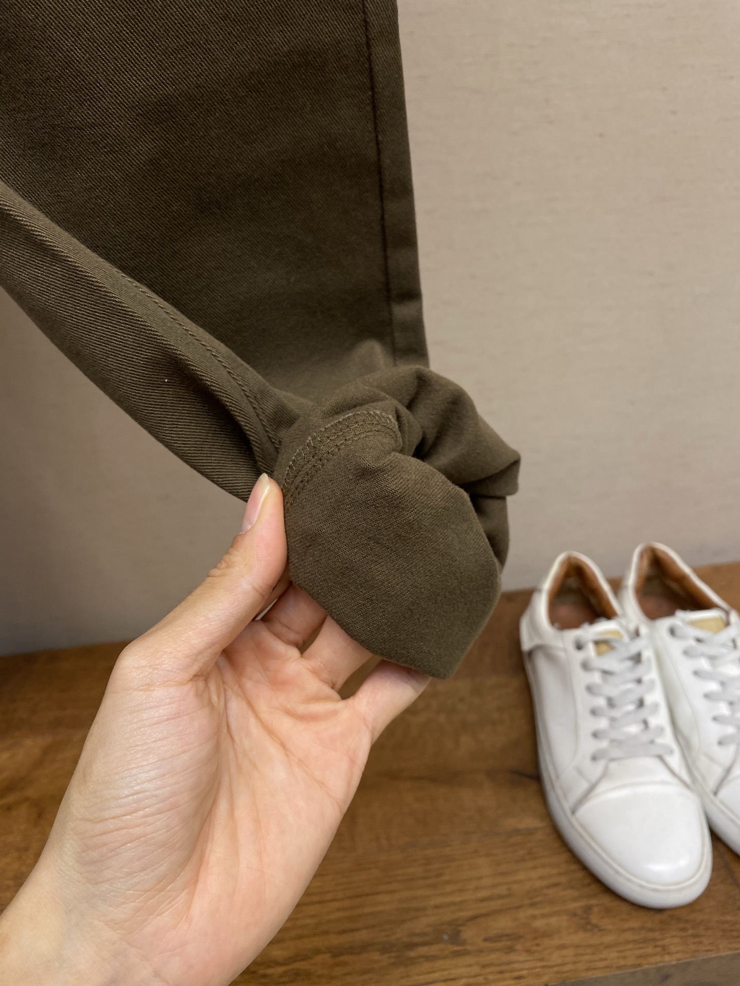 🌟🌟Fendi FD卡其色棉质磨毛后口袋兜刺绣标休闲裤FD卡其磨毛休闲裤，以经典卡其色晕染秋冬暖意，FD