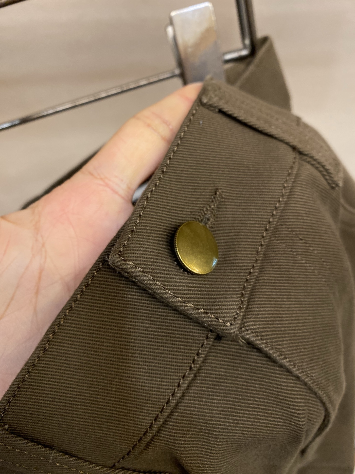 🌟🌟Fendi FD卡其色棉质磨毛后口袋兜刺绣标休闲裤FD卡其磨毛休闲裤，以经典卡其色晕染秋冬暖意，FD