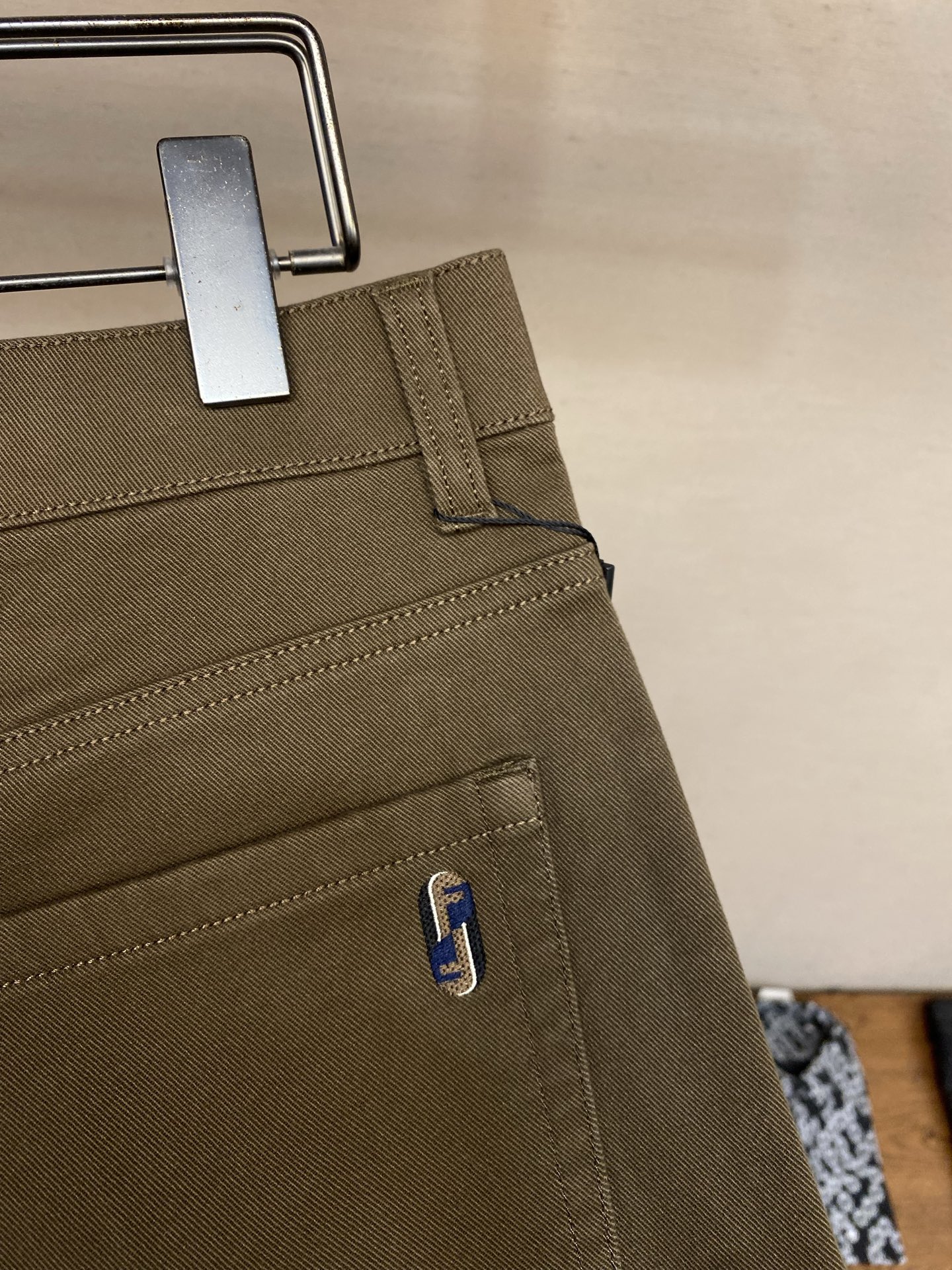 🌟🌟Fendi FD卡其色棉质磨毛后口袋兜刺绣标休闲裤FD卡其磨毛休闲裤，以经典卡其色晕染秋冬暖意，FD
