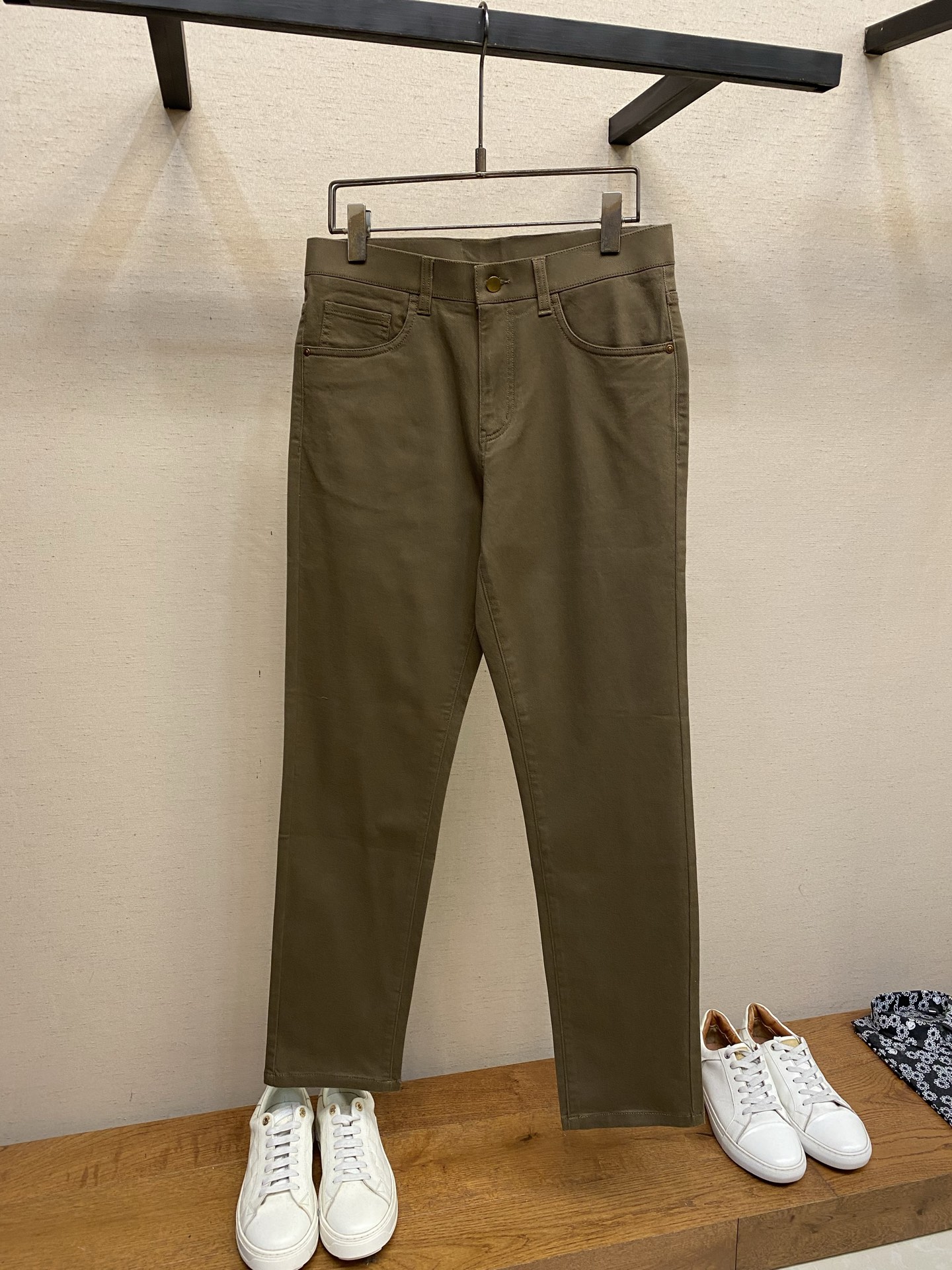 🌟🌟Fendi FD卡其色棉质磨毛后口袋兜刺绣标休闲裤FD卡其磨毛休闲裤，以经典卡其色晕染秋冬暖意，FD