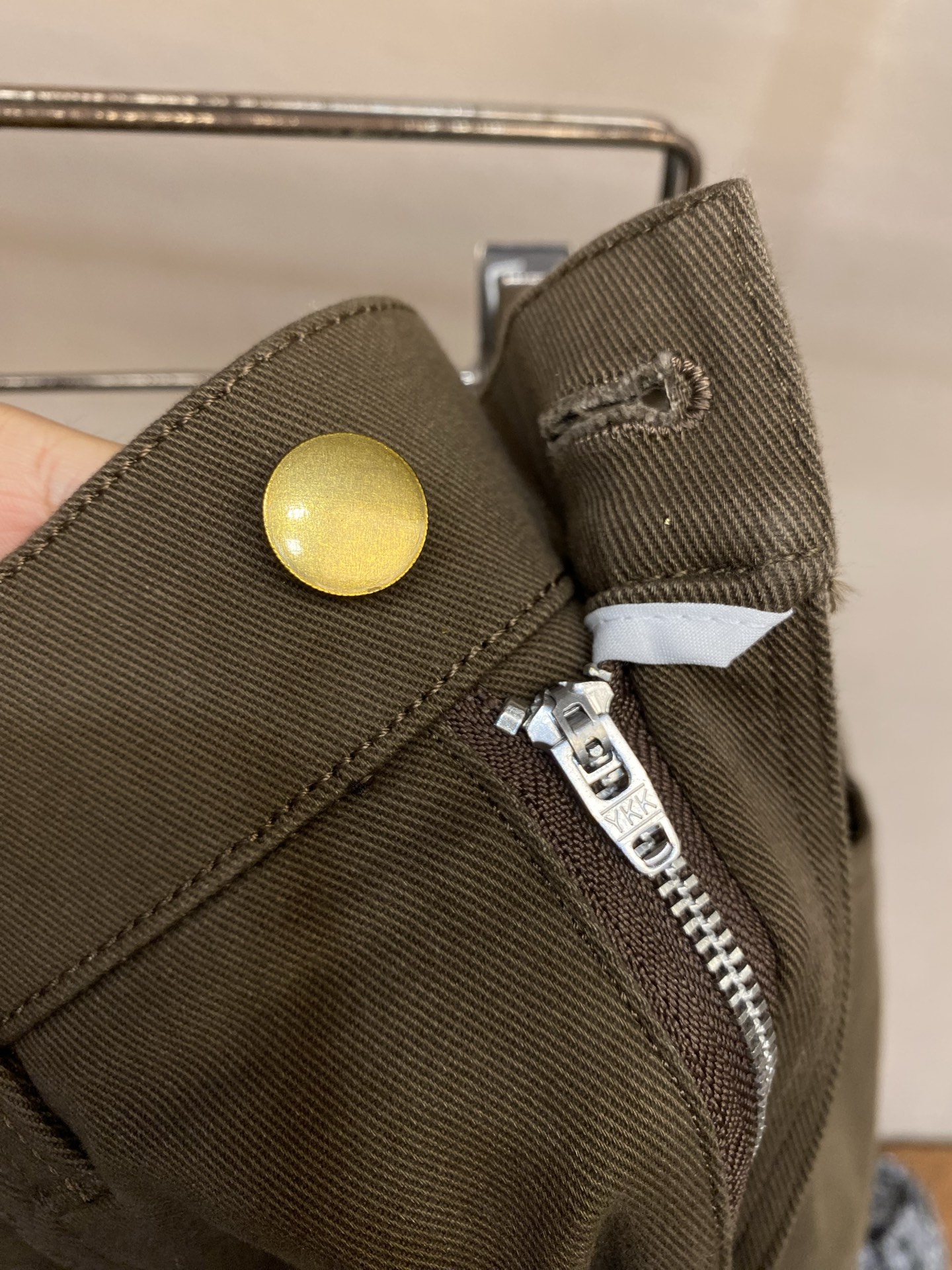 🌟🌟Fendi FD卡其色棉质磨毛后口袋兜刺绣标休闲裤FD卡其磨毛休闲裤，以经典卡其色晕染秋冬暖意，FD